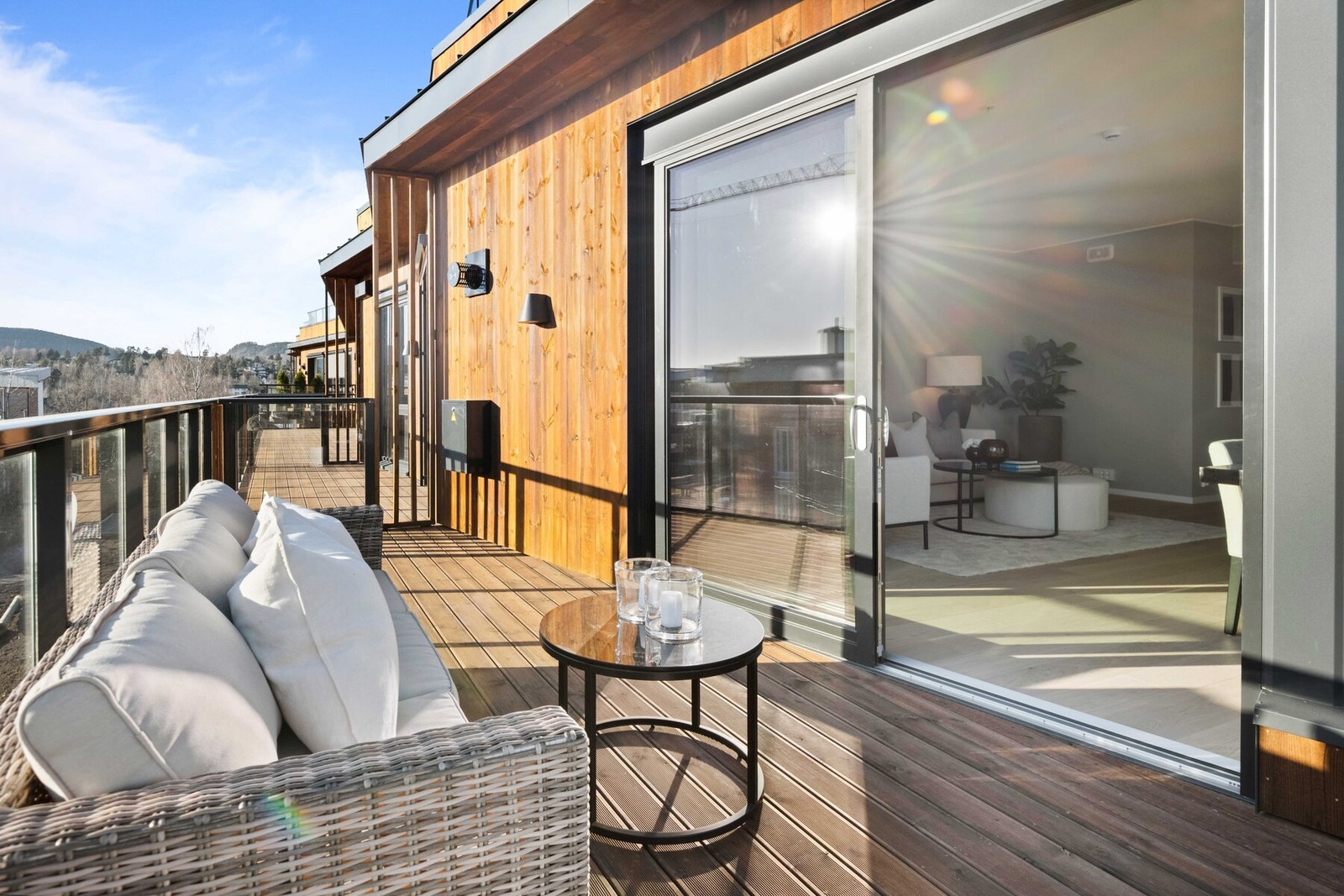 Balkongen har sørøstvendt beliggenhet, det er trinnfri adkomst gjennom store skyvedører. Galleribilde