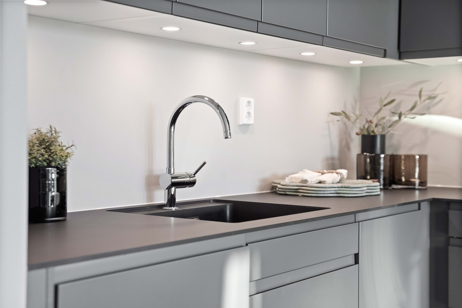 Det leveres integrerte hvitevarer fra Siemens som inkluderer induksjon platetopp, stekeovn, helintegrert oppvaskmaskin og helintegrert kjøl/frys kombiskap. Se vedlagte kjøkkentegninger for nærmere beskrivelse. Galleribilde