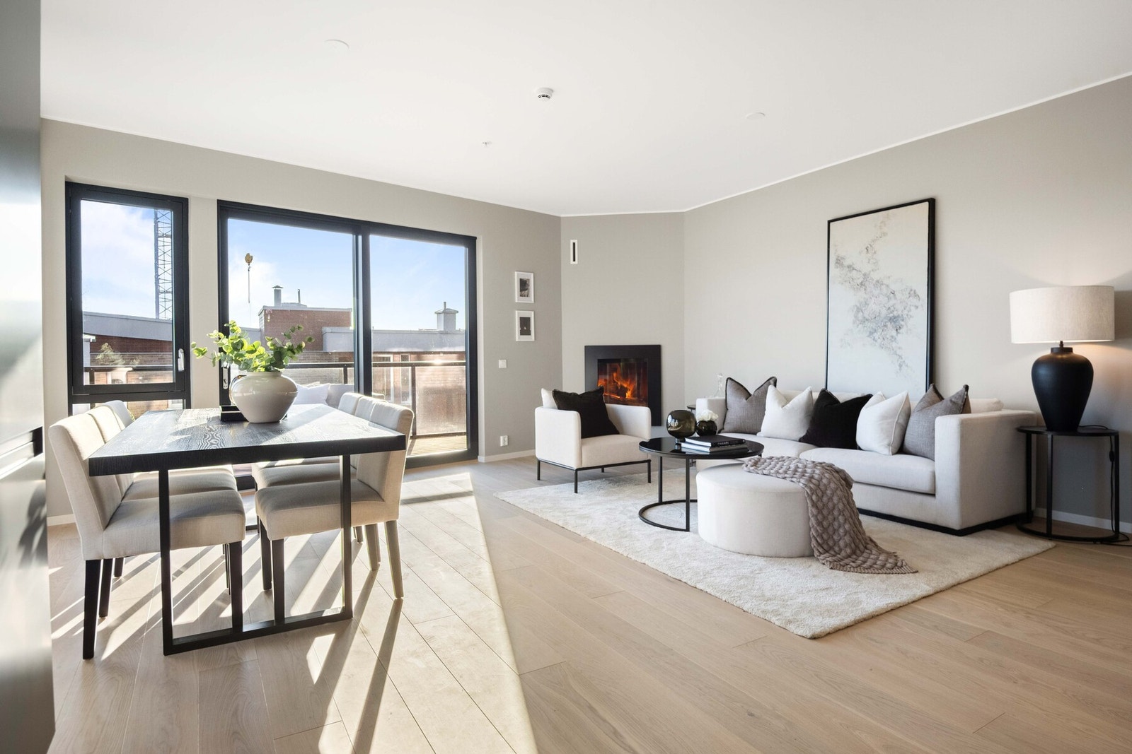 Oppholdsrommet leveres med stue og kjøkken i en åpen løsning med naturlige soner for ønsket spise- og sofamøblement. Galleribilde