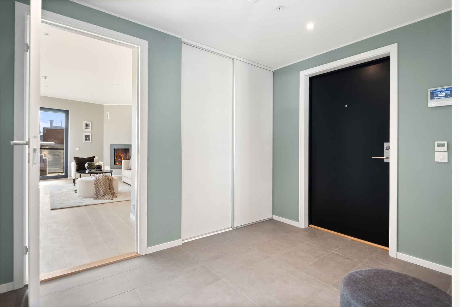 Veggene er malt i en dempet, blålig grønn farge og gulvet er flislagt med en lekker matt flis. Dette gjør gulvet slitesterkt og mottakelig for vann og sand fra diverse utendørsaktiviteter. Galleribilde