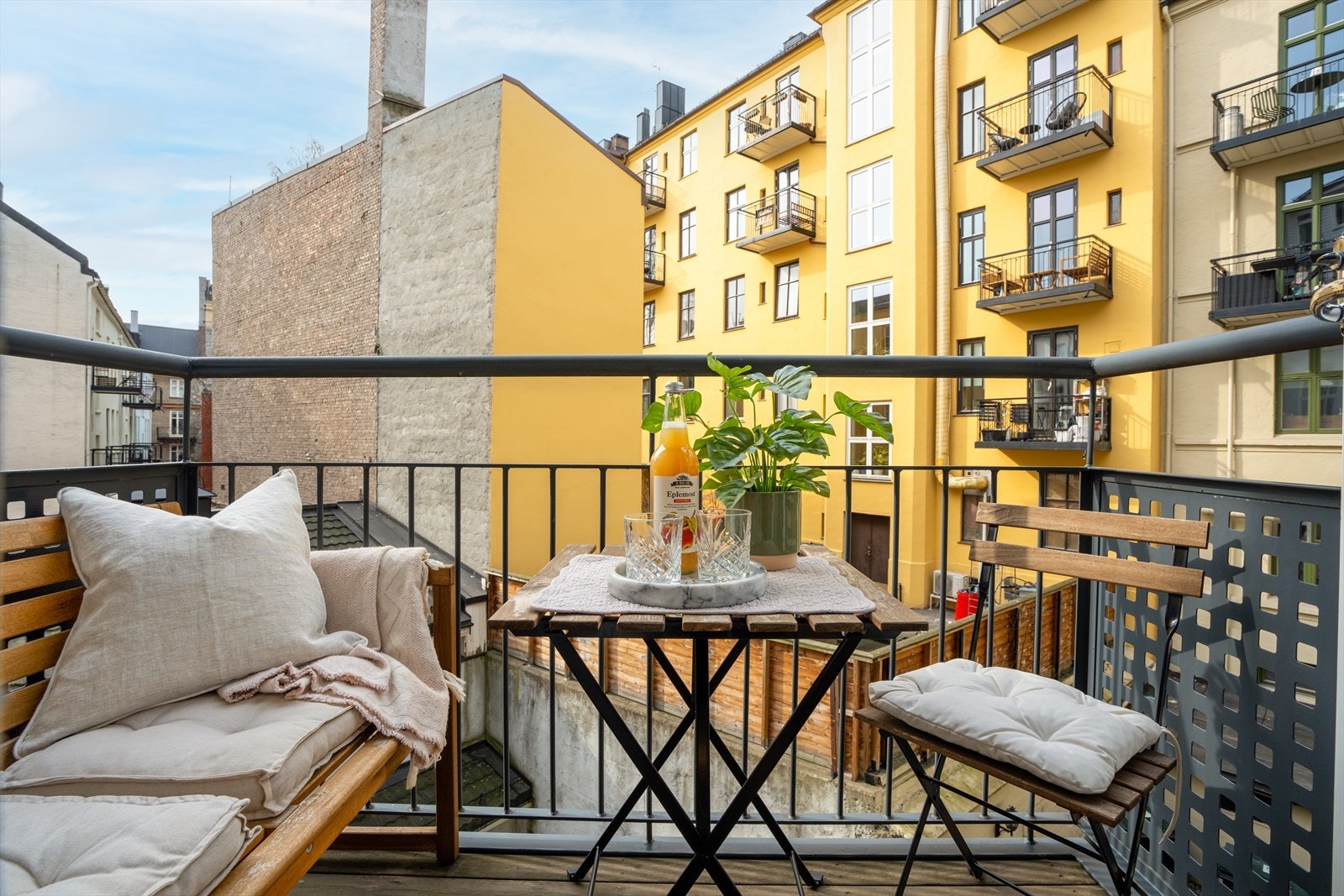 På denne herlige vestvendte balkongen kan du nyte solen fra 1030-1630! Galleribilde