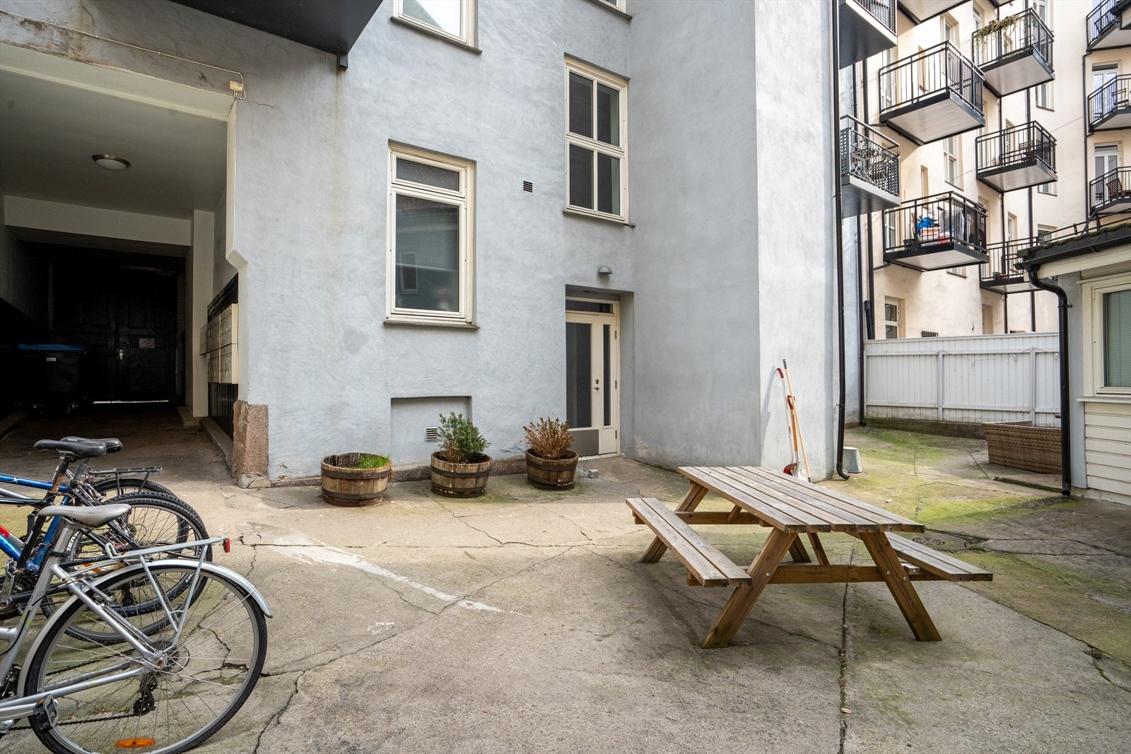 Bakgård med sykkelparkering og sitteplass. Galleribilde