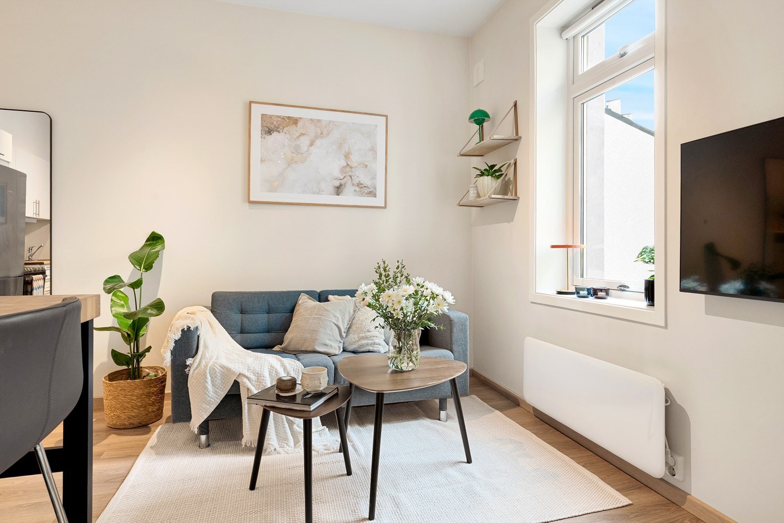 Stuen har god plass til sofa og sofabord og har en lun farge på veggene. Galleribilde