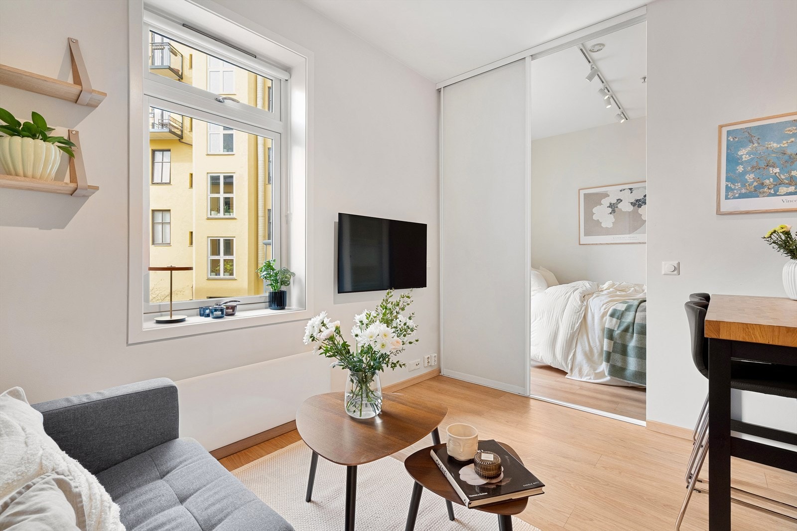 Det store vinduet sørger for godt med lysinnslipp inn i leiligheten. Galleribilde