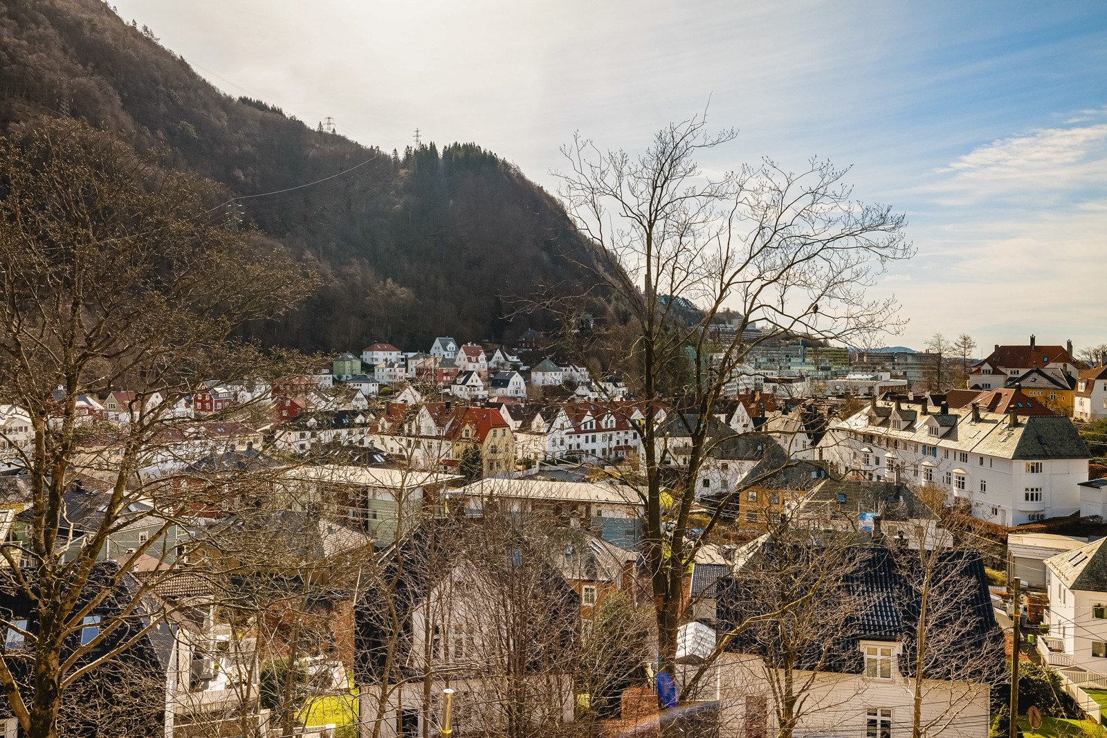 Fra balkongen er det frisikt og panoramautsikt mot de klassiske villaene og husene som pryder det sjarmerende området. Galleribilde