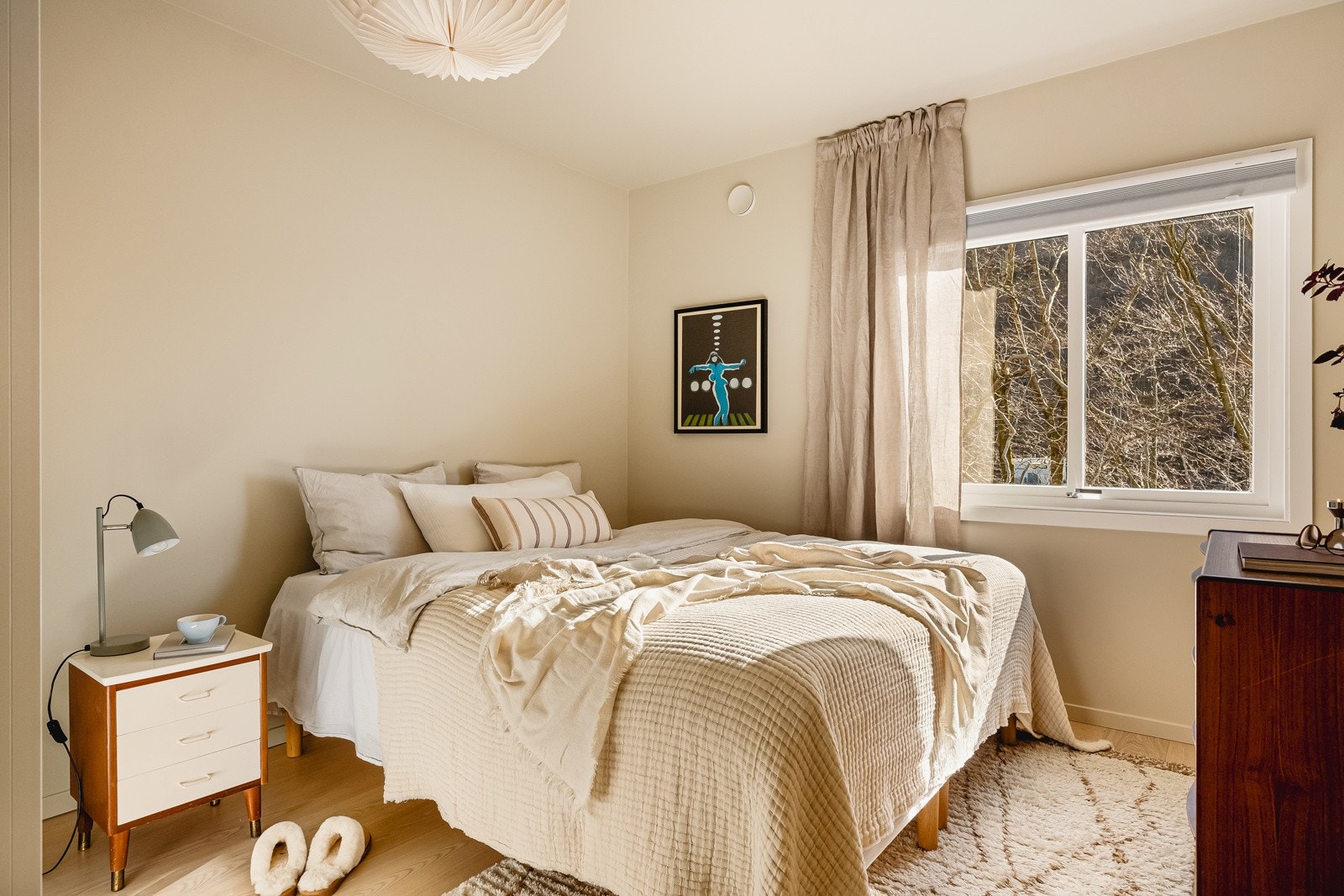 Leiligheten har 2 romslige soverom med praktisk garderobeskap og god plass til stor seng. Galleribilde