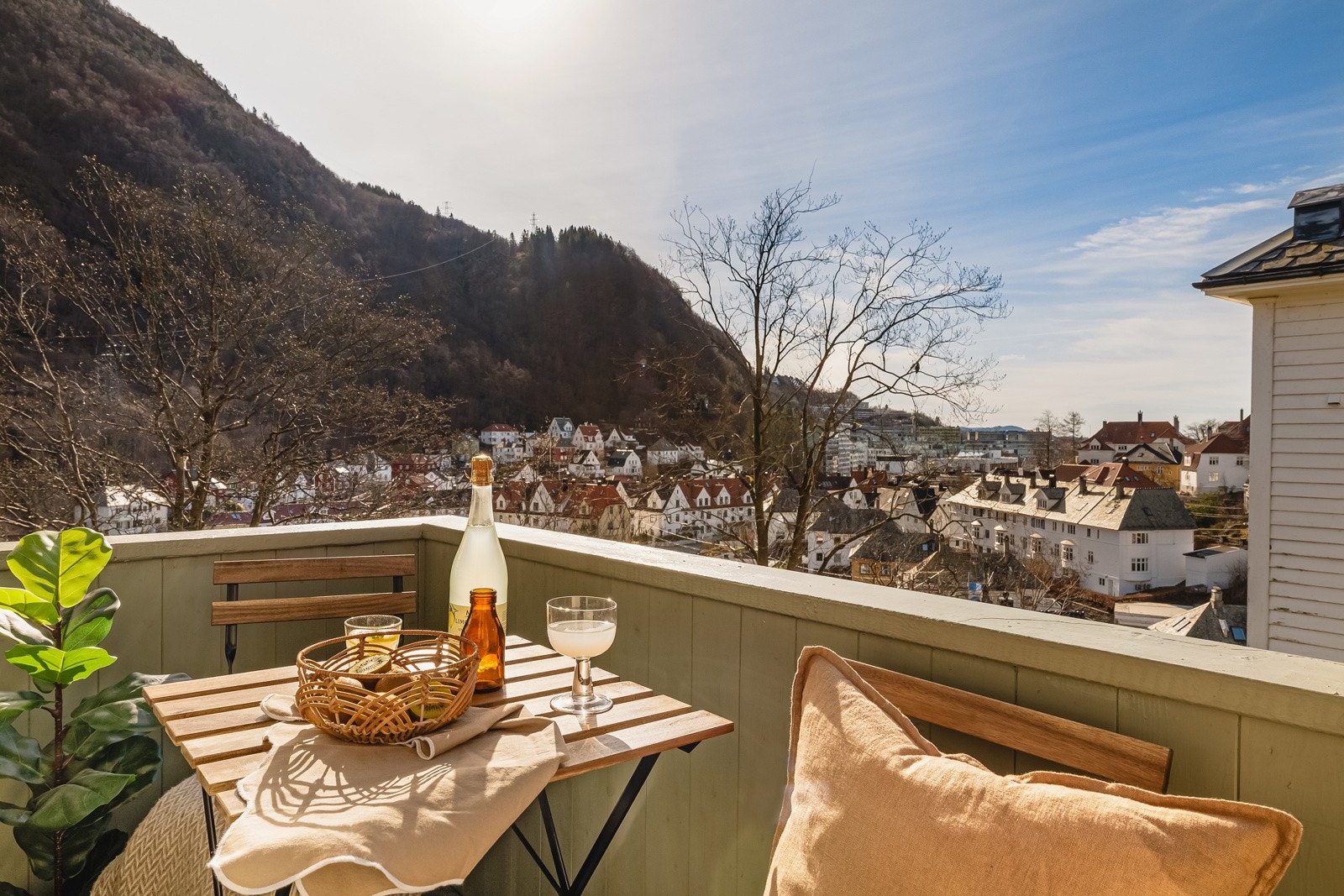 En nydelig hjørneleilighet med god standard, nydelig utsikt, gode solforhold og egen parkeringsplass. Galleribilde