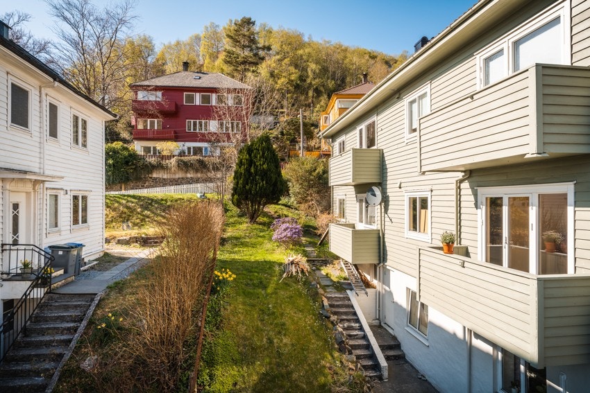 Tomten er på ca 700kvm med nok av hage og beplantningsmuligheter. Galleribilde