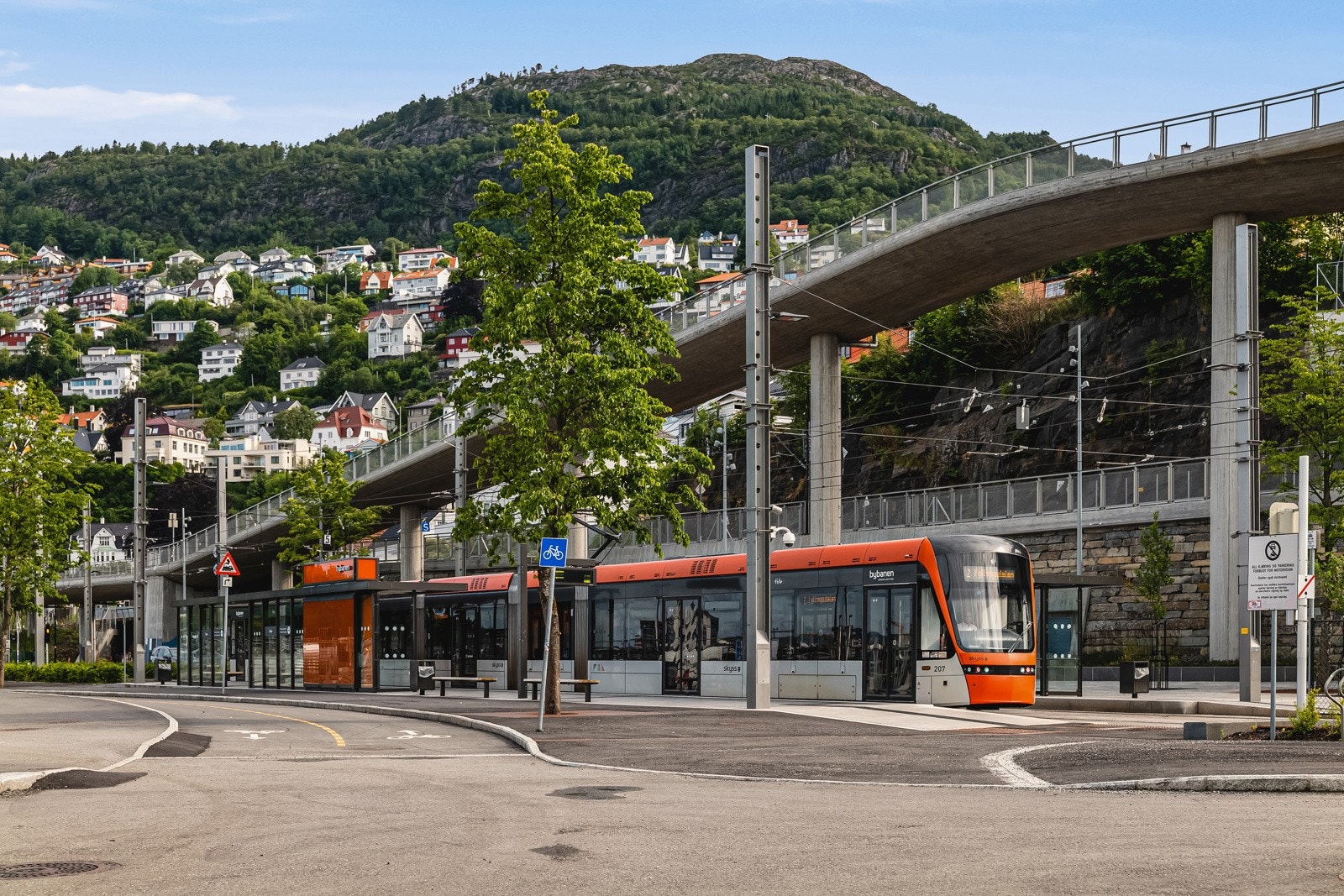 Det er også gangavstand til nærmeste bybanestopp som tar deg til Sentrum og til Kronstad på kort tid. Galleribilde