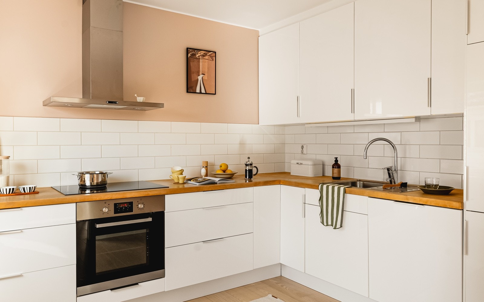 Integrerte hvitevarer på kjøkkenet er oppvaskmaskin, kjøl/fryseskap, stekeovn, platetopp og ventilator. Galleribilde