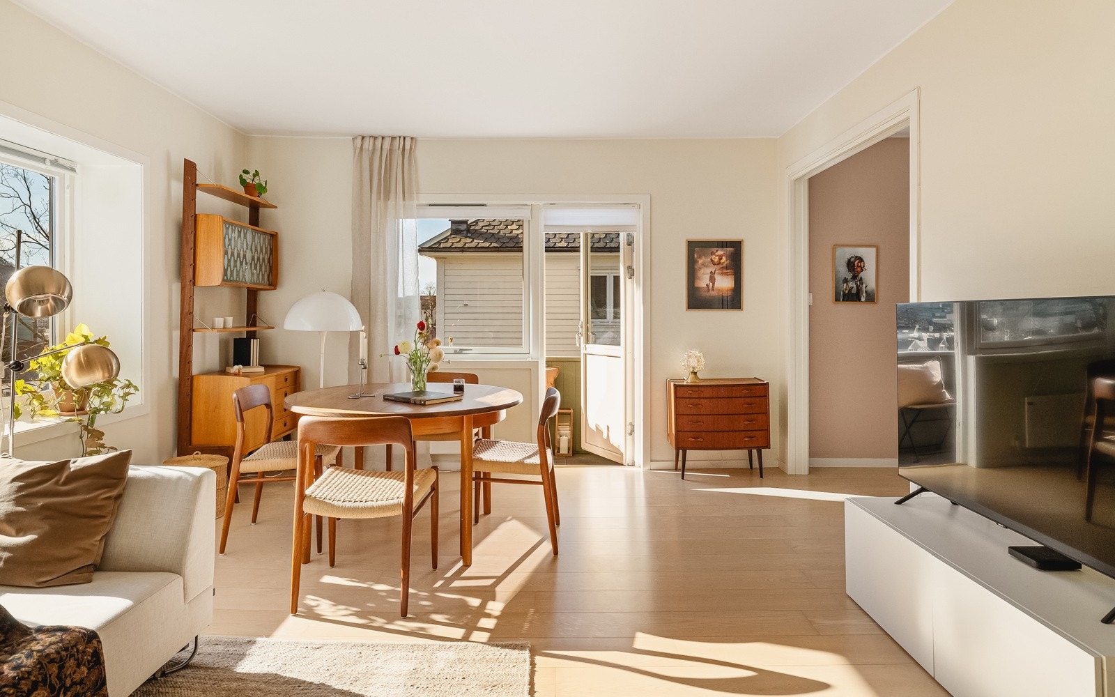 Stuen måler 21,9kvm og har god plass til sofasone og spisesone, det er også utgang til en solrik og utsiktsvennlig balkong. Galleribilde