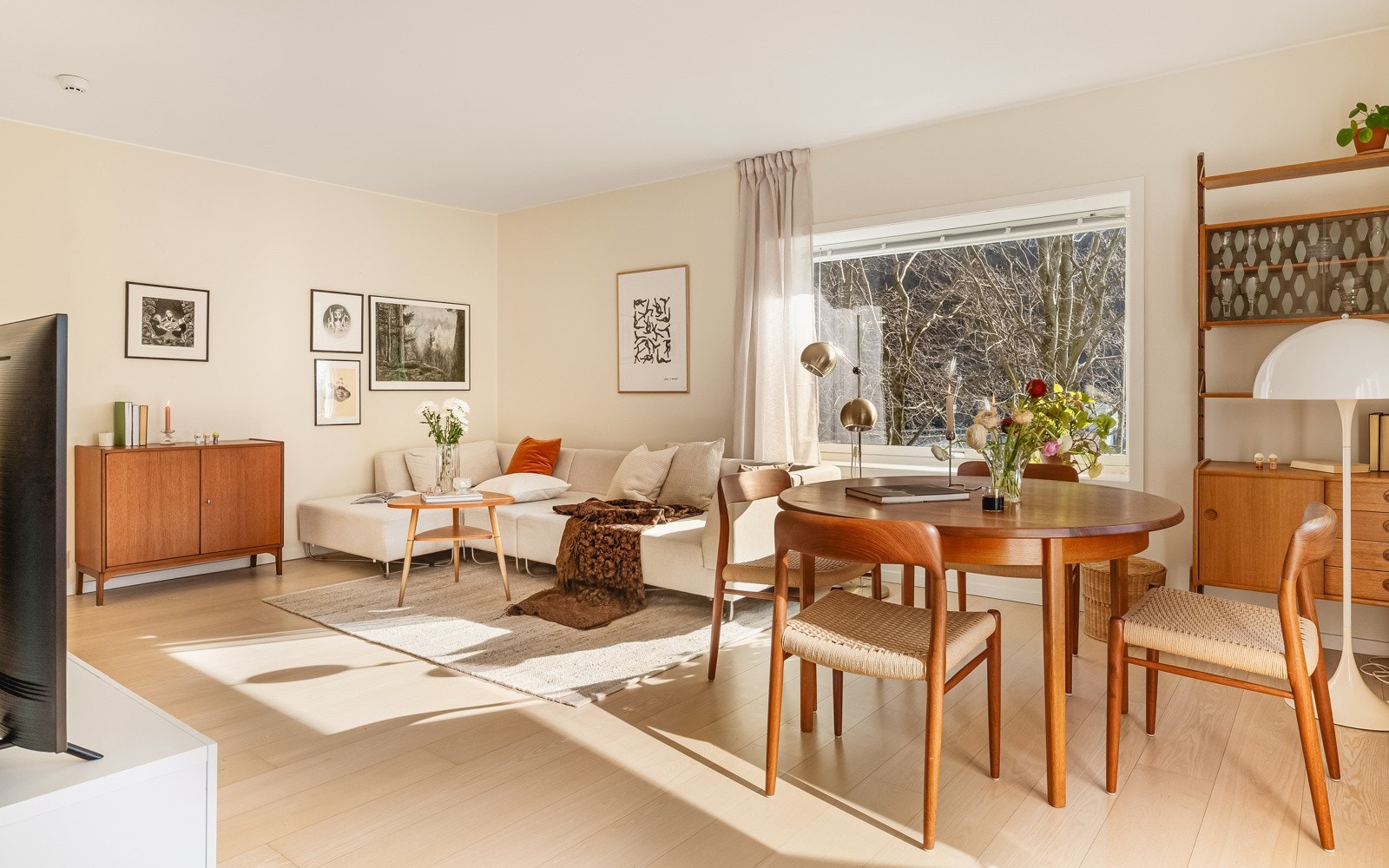 Stuen har en sosial utforming med god plass til å boltre seg foran tv eller vedovnen. Galleribilde