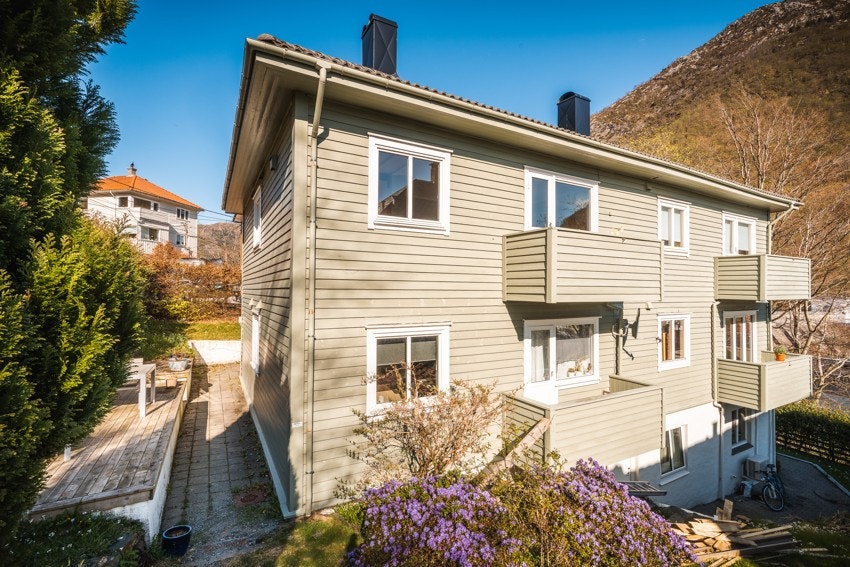 Et flott bygg hvor taket ble skiftet i 2023. Til venstre i bildet er uteplassen, her får du masse kveldssol. Galleribilde