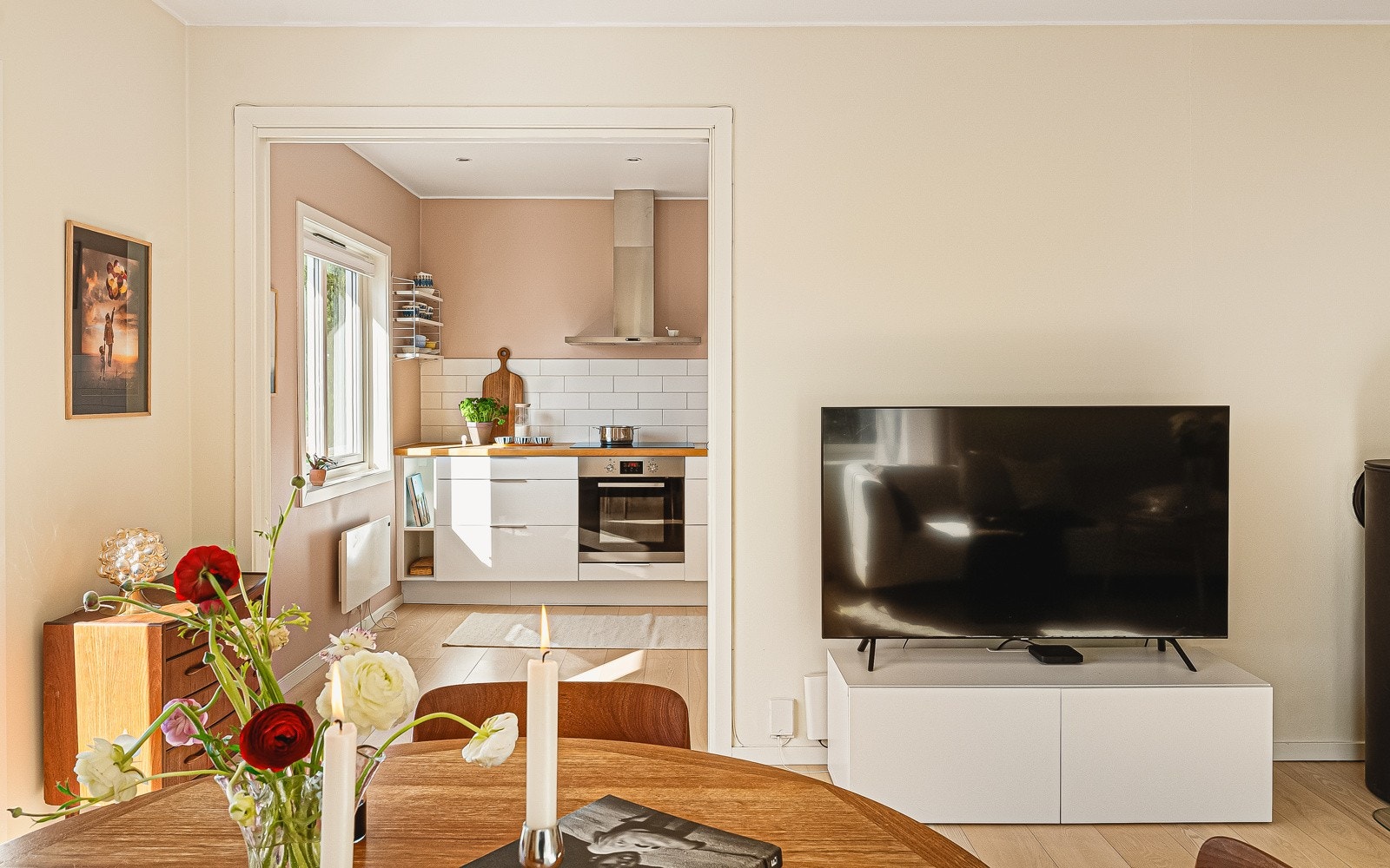 Stuen og kjøkkenet har en delvis åpen løsning. Det er også skyvedør mellom rommene. Galleribilde