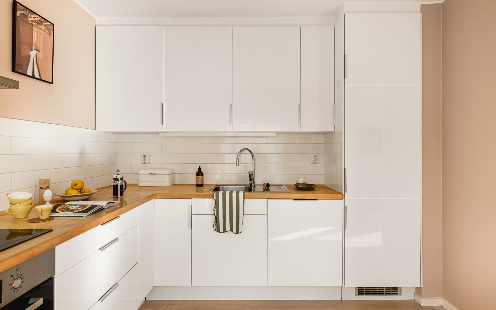 Kjøkkenet har slette fronter med benkeplate av heltre og nedfelt vask av stål. Galleribilde