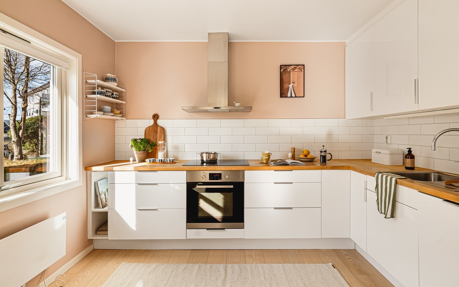 Kjøkkenet ble sammen med leiligheten pusset opp i 2010 Galleribilde