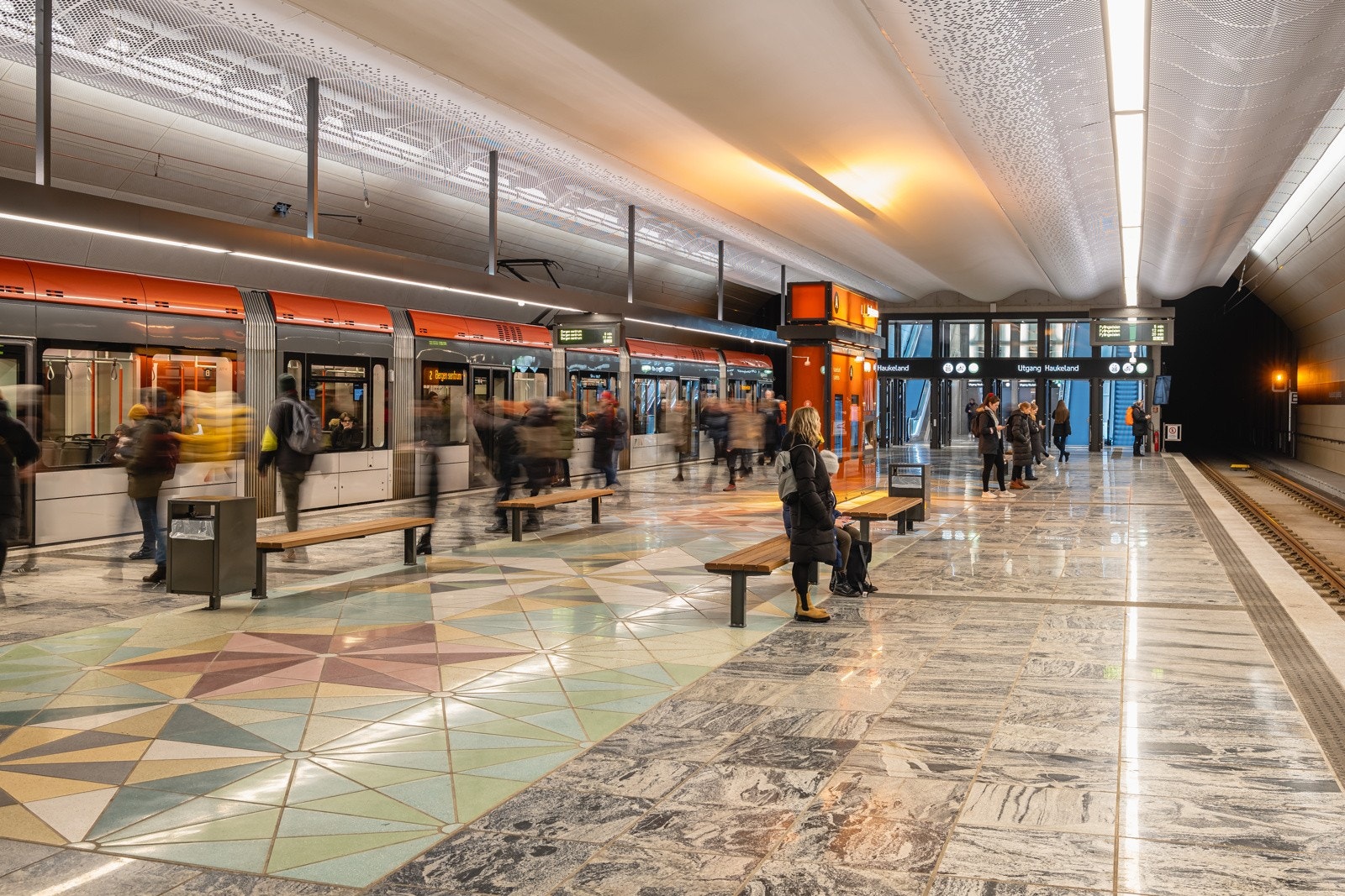 Bybanen på Haukeland er også innen gangavstand fra leiligheten. Galleribilde