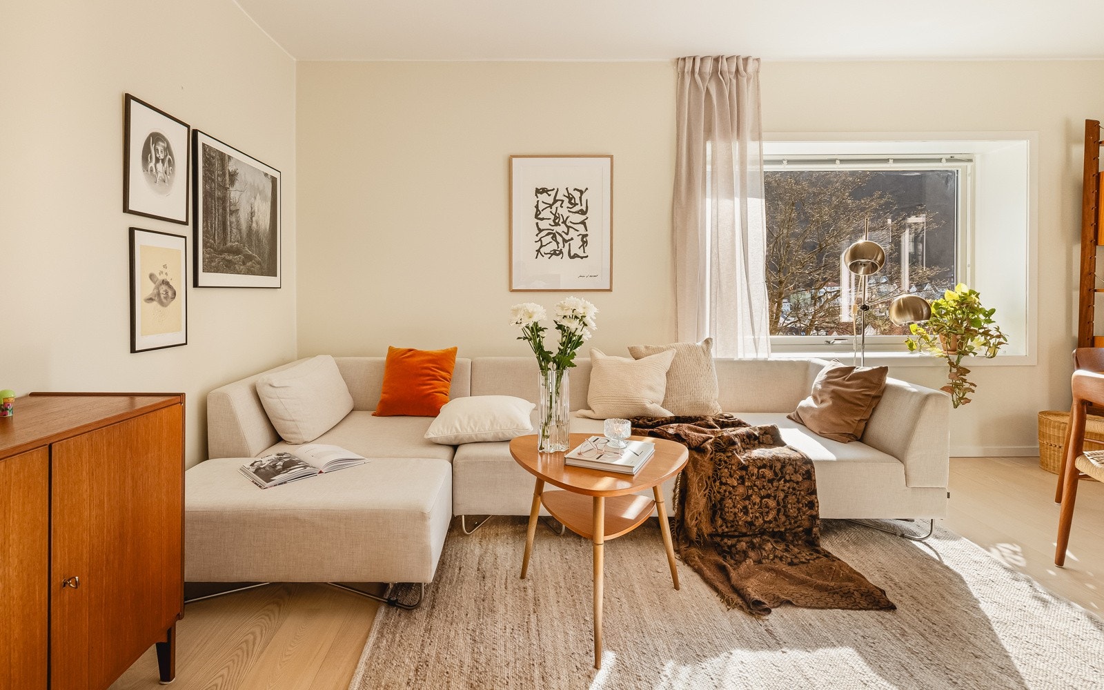 Velkommen inn til en drøm av en stue med rikelig av lysinnslipp og flotte fargekombinasjoner. Galleribilde