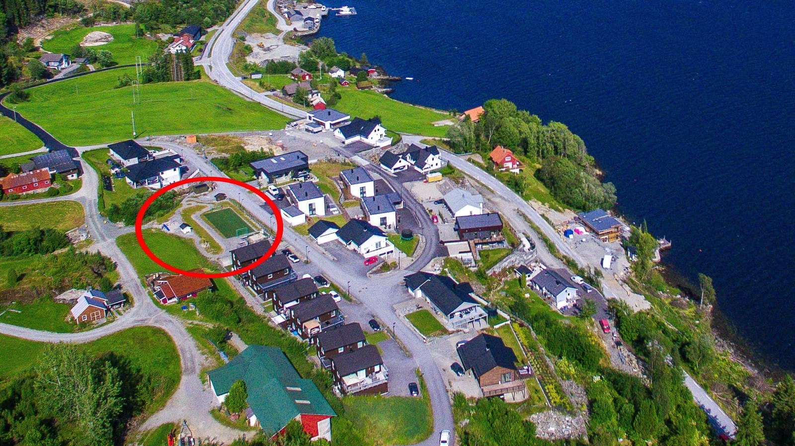 Leikeplass og fotballbane. Galleribilde