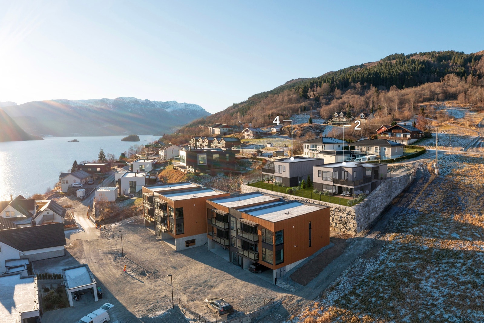 Husløysing på Sælasteinen 2 og 4. Tomtene kan slåast sammen til ei unik tomt og med 40% utnytting er det rom for å bygge hus med utleigedel. Galleribilde