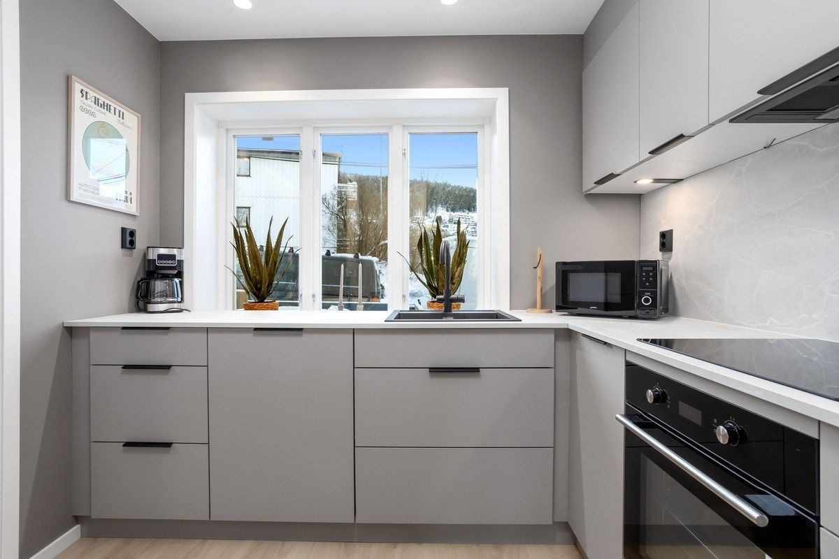 Kjøkken med hyggelig utsyn Galleribilde
