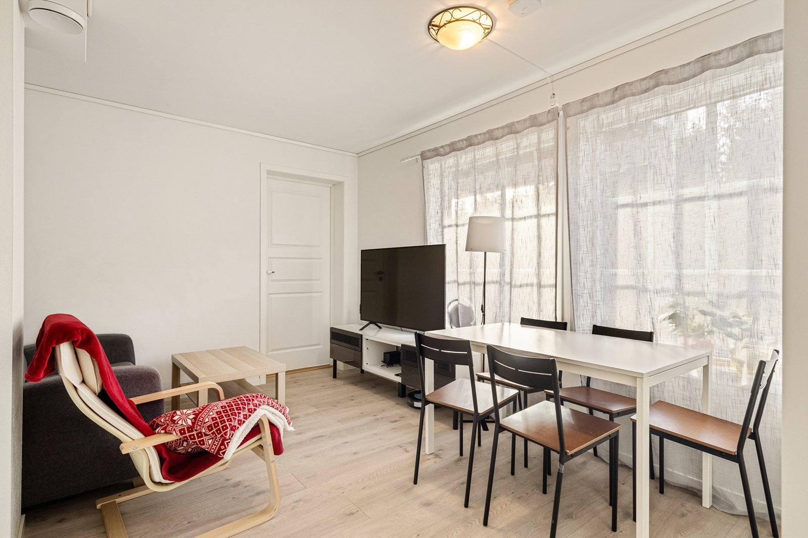 Leiligheten inneholder entré, stue/kjøkken, bad/vaskerom og to soverom Galleribilde