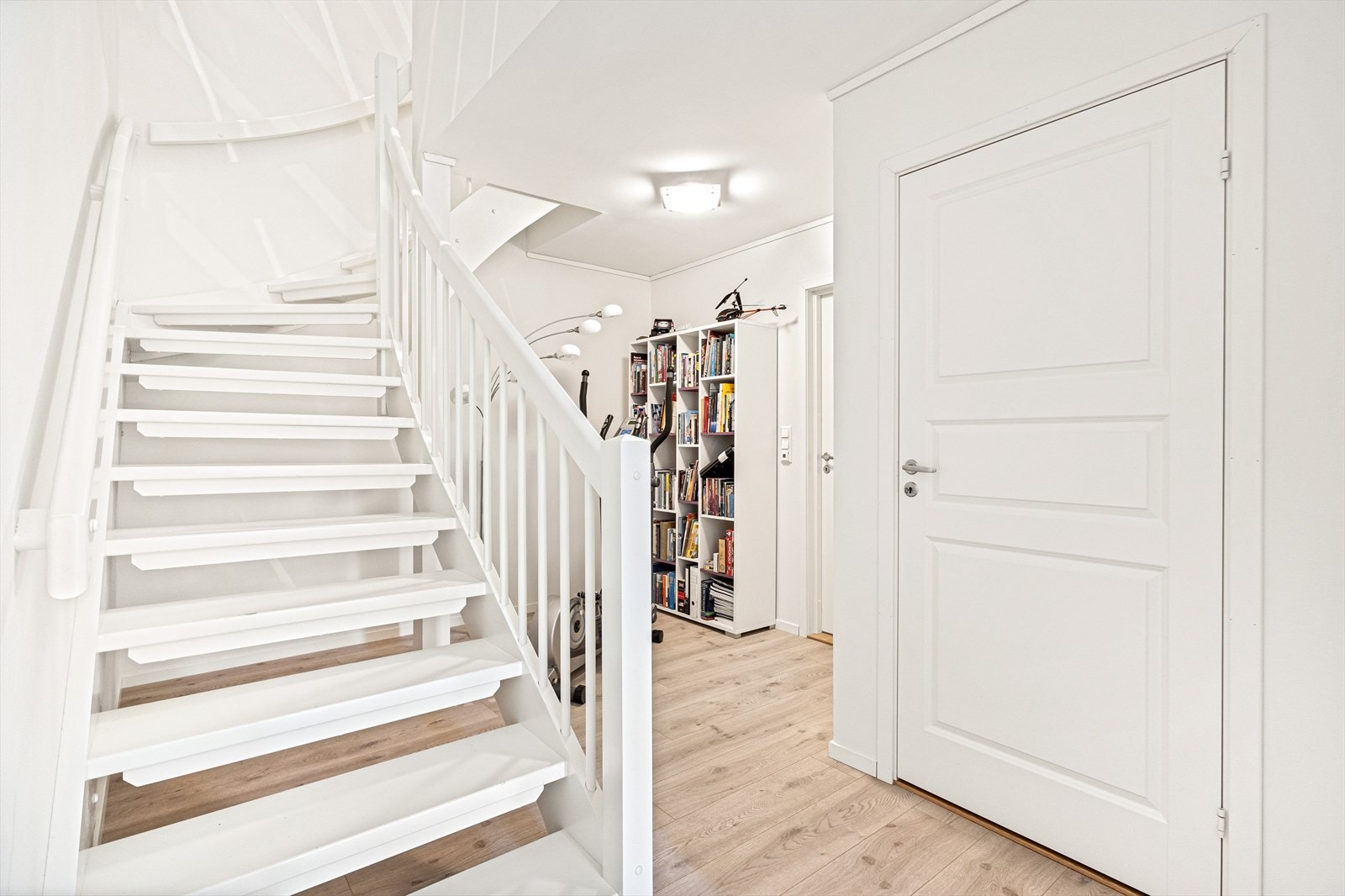 Videre ned i 1. etasje tilhørende hoveddelen finner du to soverom, bad og bod Galleribilde