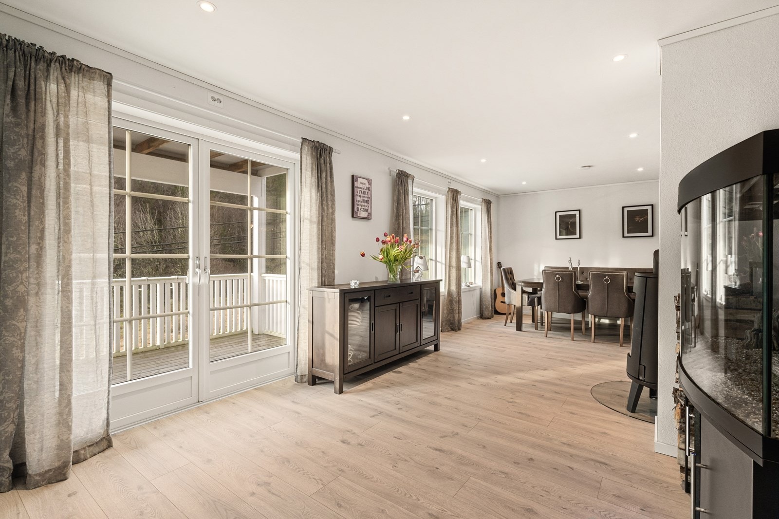 Store vindusflater sørger for rikelig med naturlig lys og gir en flott utsikt fra stuen Galleribilde