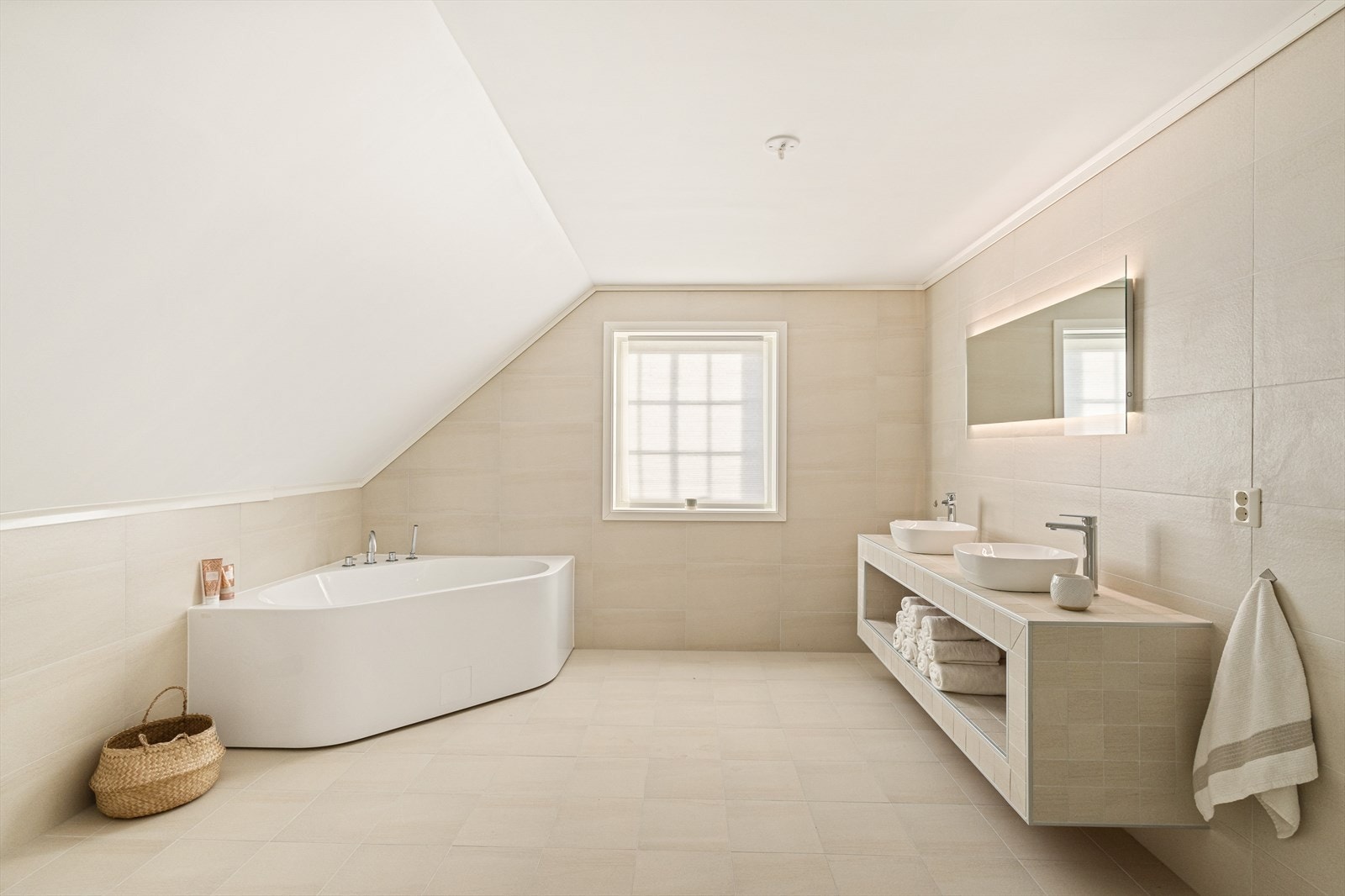 Badet i denne etasjen er helfliset og har varmekabler i gulvet Galleribilde