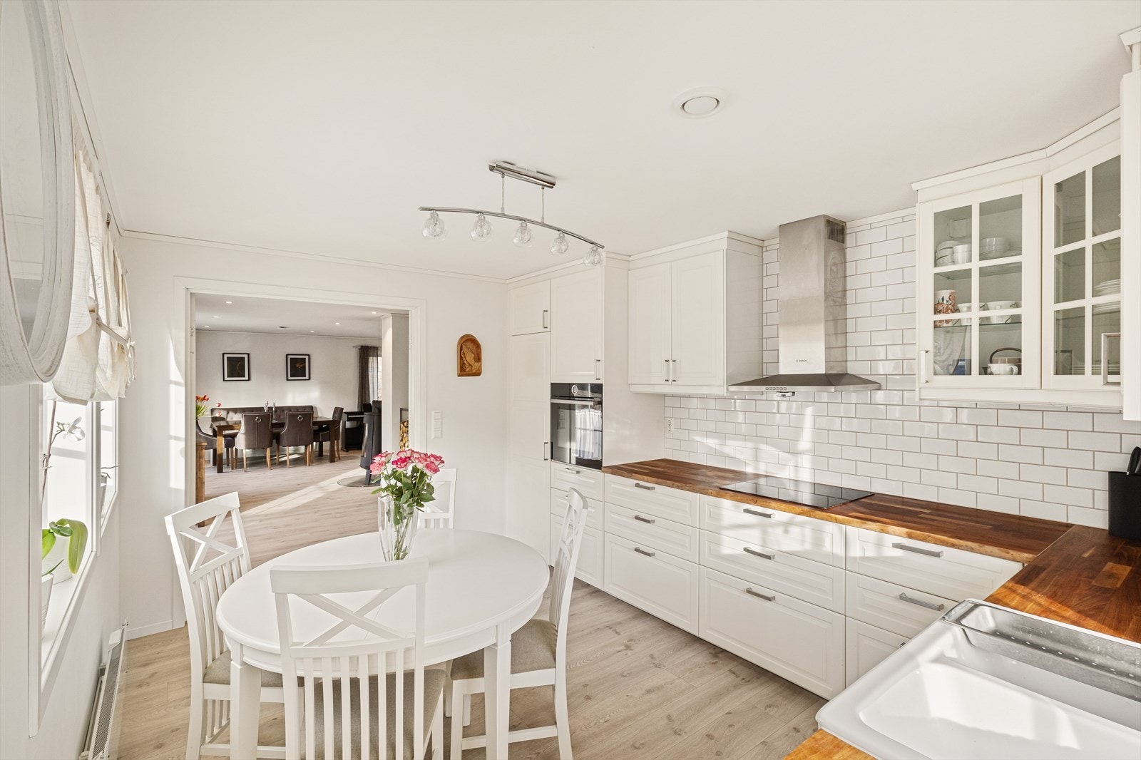 Kjøkkenet har en svært funksjonell utforming med store arbeidsflater Galleribilde