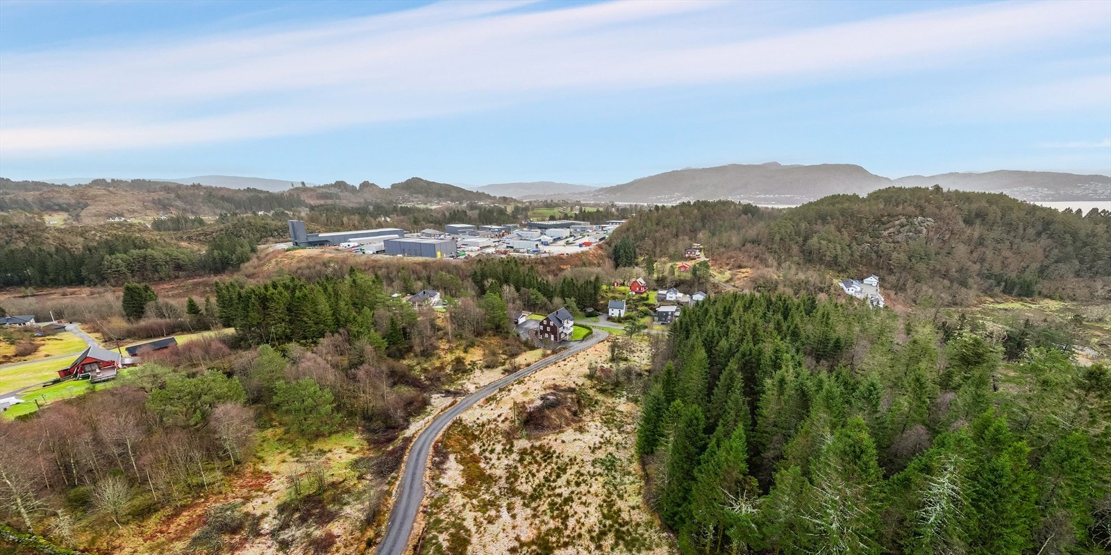 Fra boligen er det kort avstand til skole, barnehager, Frekhaug senter med det meste man trenger av daglige servicvetilbud og dagligvarebutikker Galleribilde