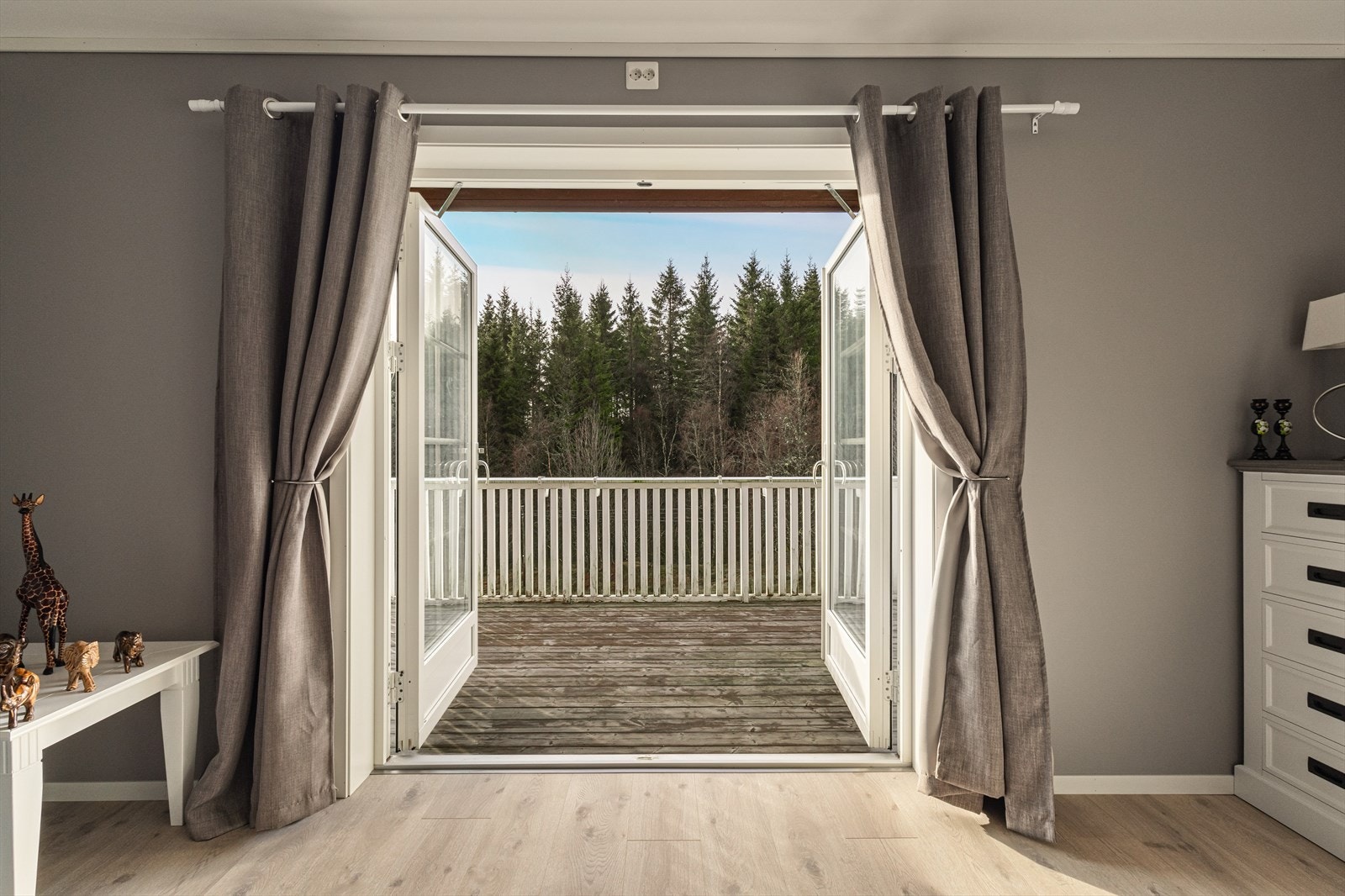 Her er det utgang til en terrasse med flott utsikt, hvor man kan sitte usjenert Galleribilde