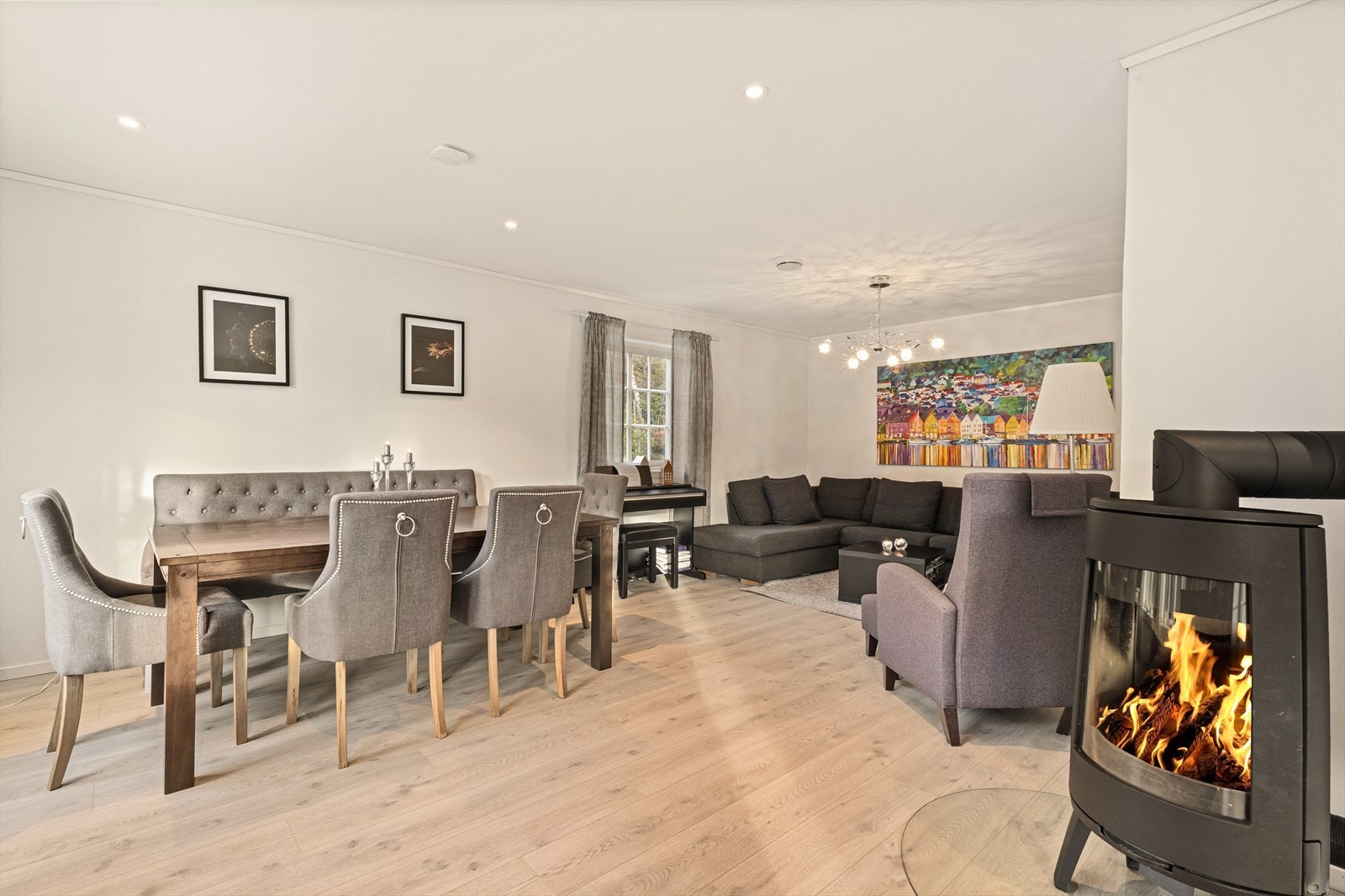 Stuen måler 36,7 m² som gjør den enkel å innrede forskjellige soner Galleribilde