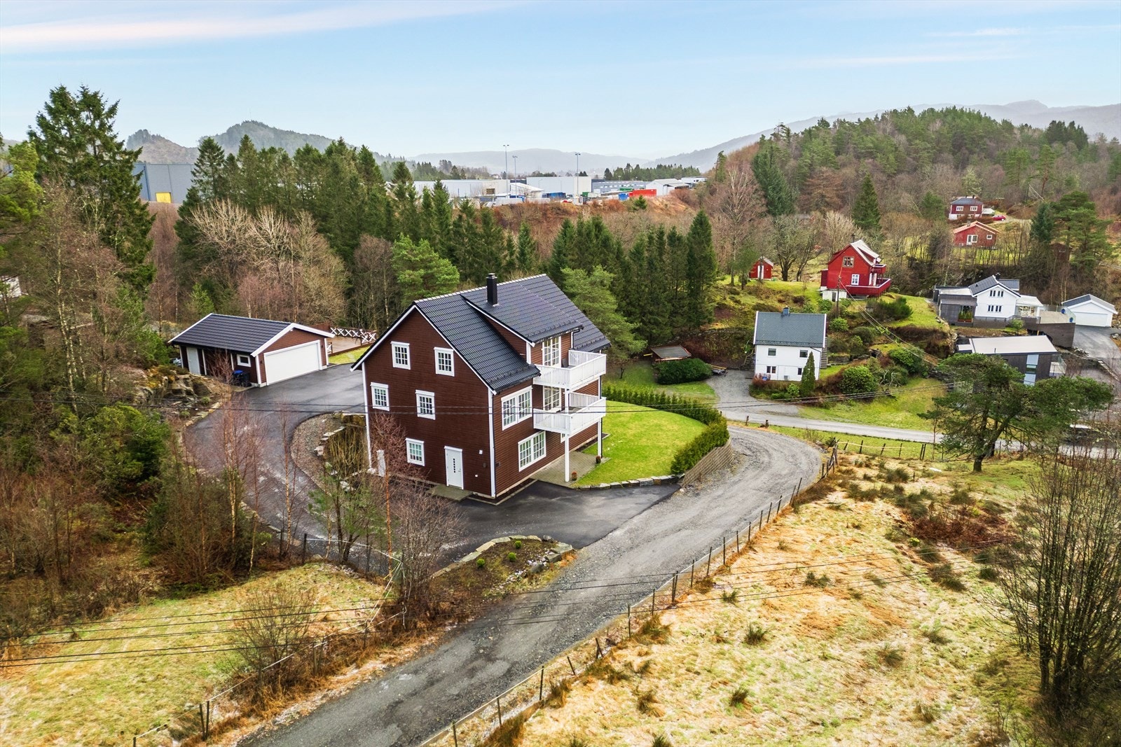 Her ligger man i naturskjønne omgivelser med gode sol- og utsiktsforhold Galleribilde