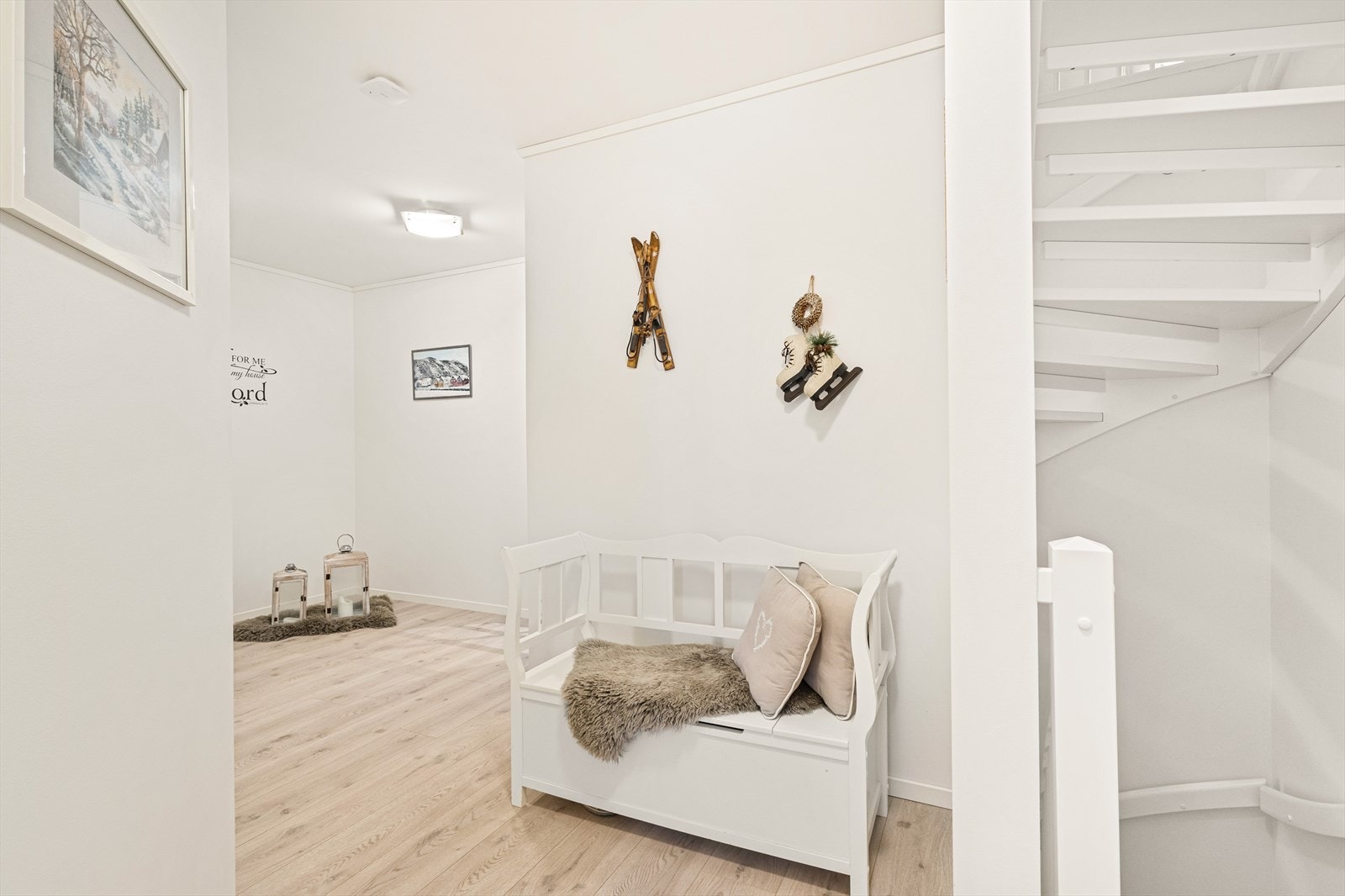 Romslig og innbydende entré/hall Galleribilde