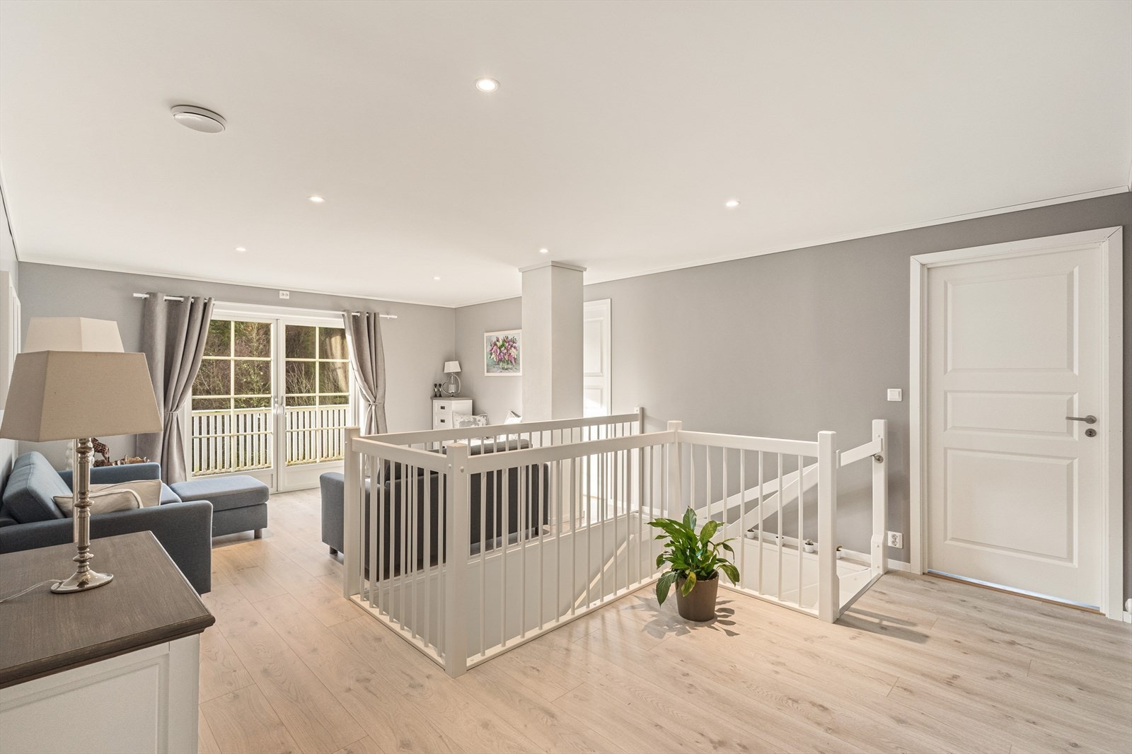 Loftsetasjen har en romslig og luftig loftstue på 29kvm Galleribilde