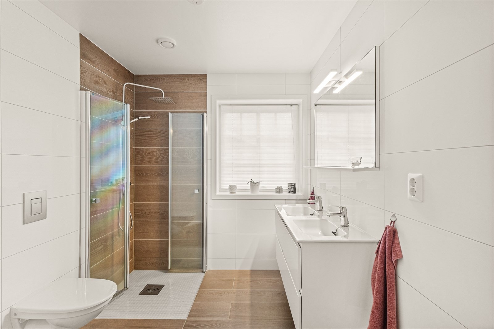 Helfliset og lekkert bad med varmekabler i gulvet Galleribilde