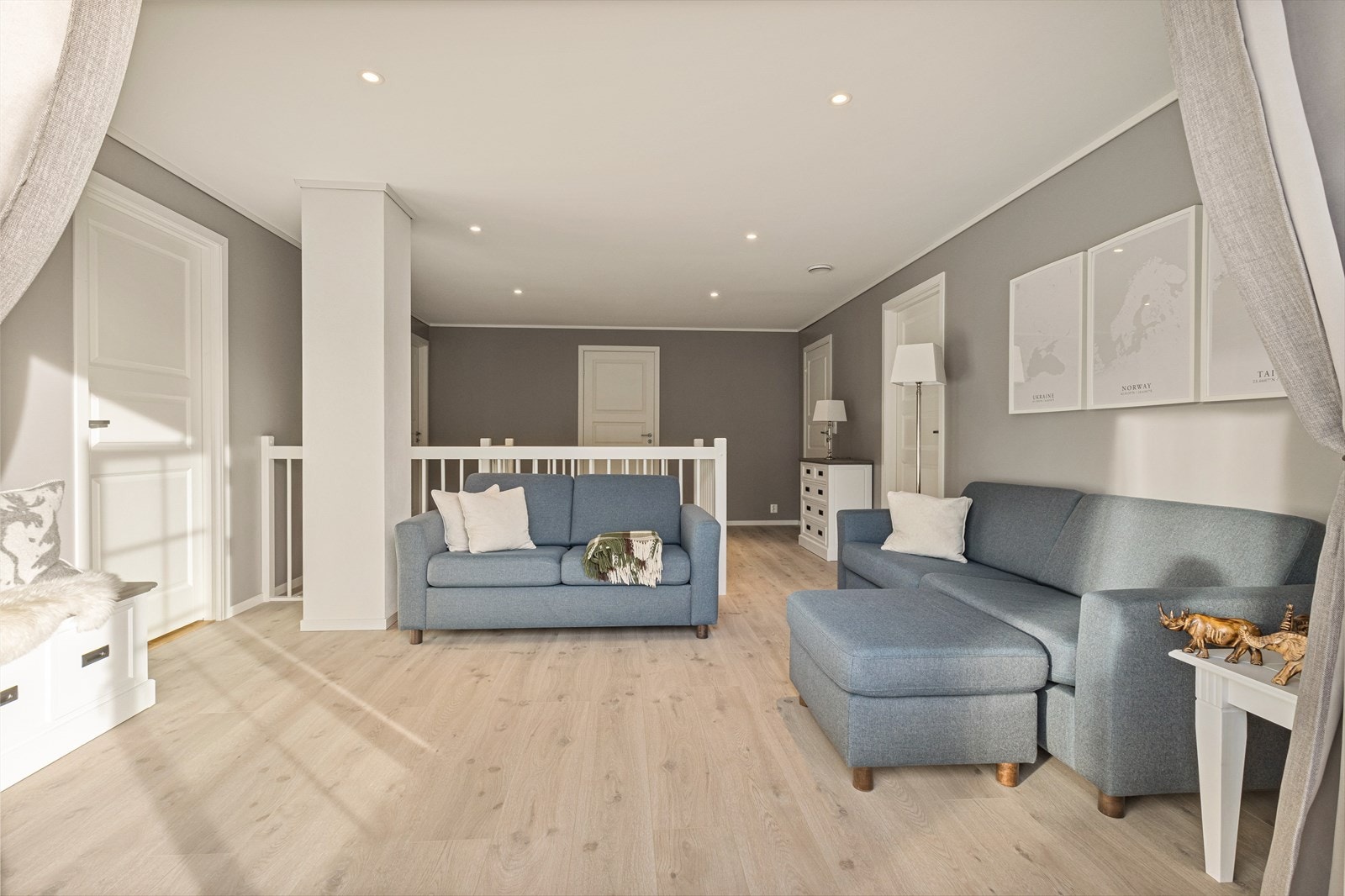 Etasjen inneholder også tre soverom og et bad Galleribilde