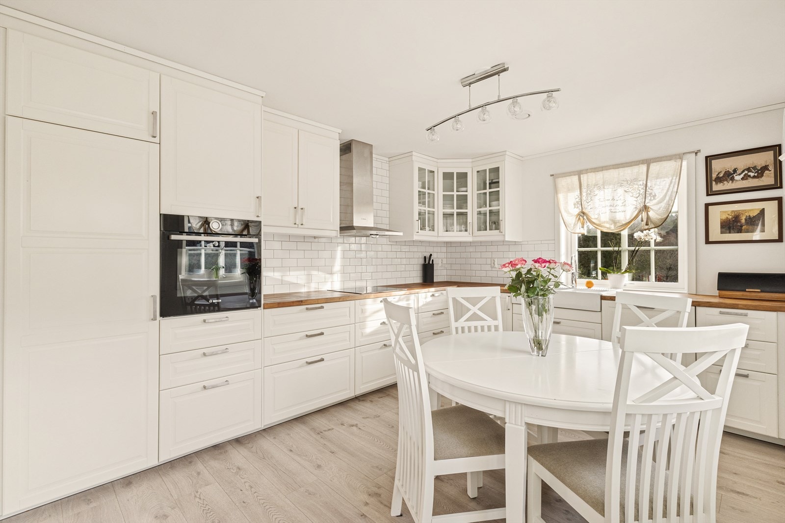 Av integrerte hvitevarer inkluderer oppvaskmaskin, stekeovn og platetopp Galleribilde