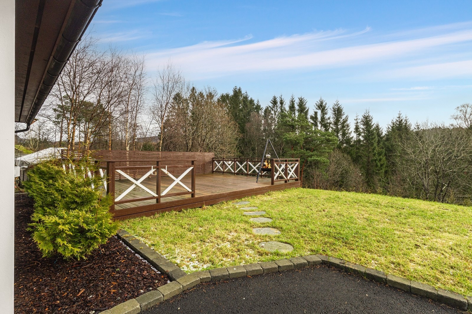 Boligen har solrike uteområder som innbyr til både avslapning og sosiale sammenkomster Galleribilde