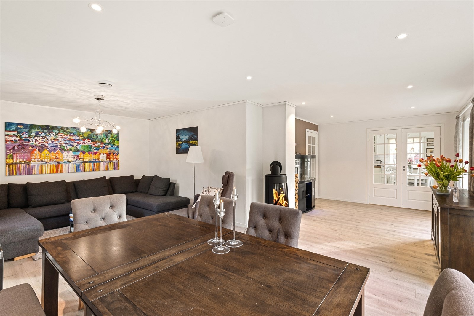 Det er benyttet tidsriktige material- og fargevalg med et lekkert 1-stavs laminatgulv og slette veggflater i tiltalende fargetoner Galleribilde