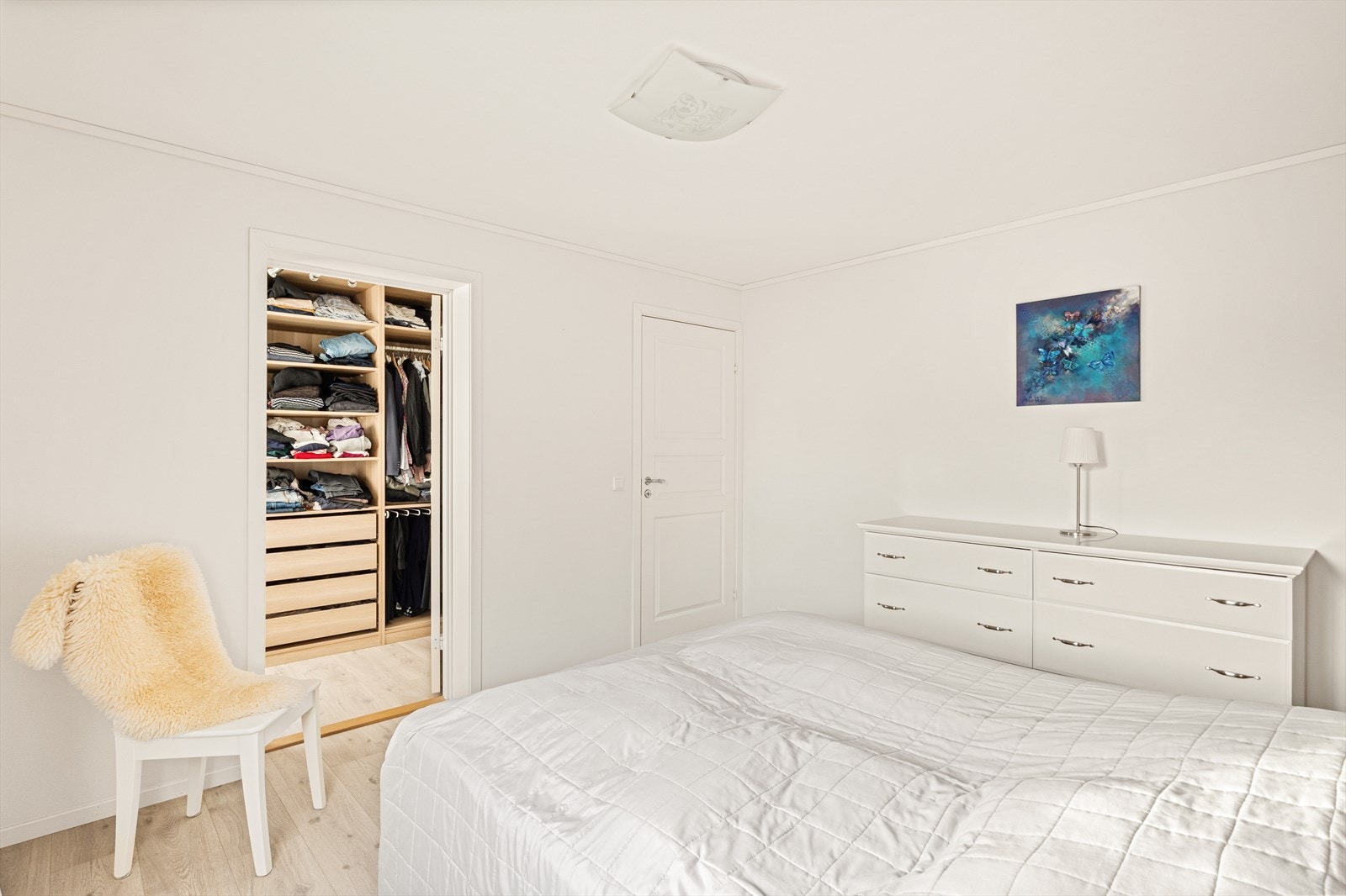 Her er det i tillegg en romslig walk-in-garderobe med god lagringsplass Galleribilde