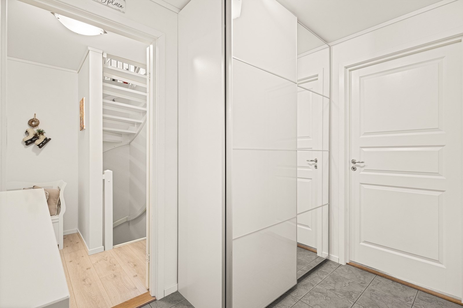 Her er det godt med plass til oppbevaring av yttertøy og sko i en praktisk skyvedørsgarderobe Galleribilde