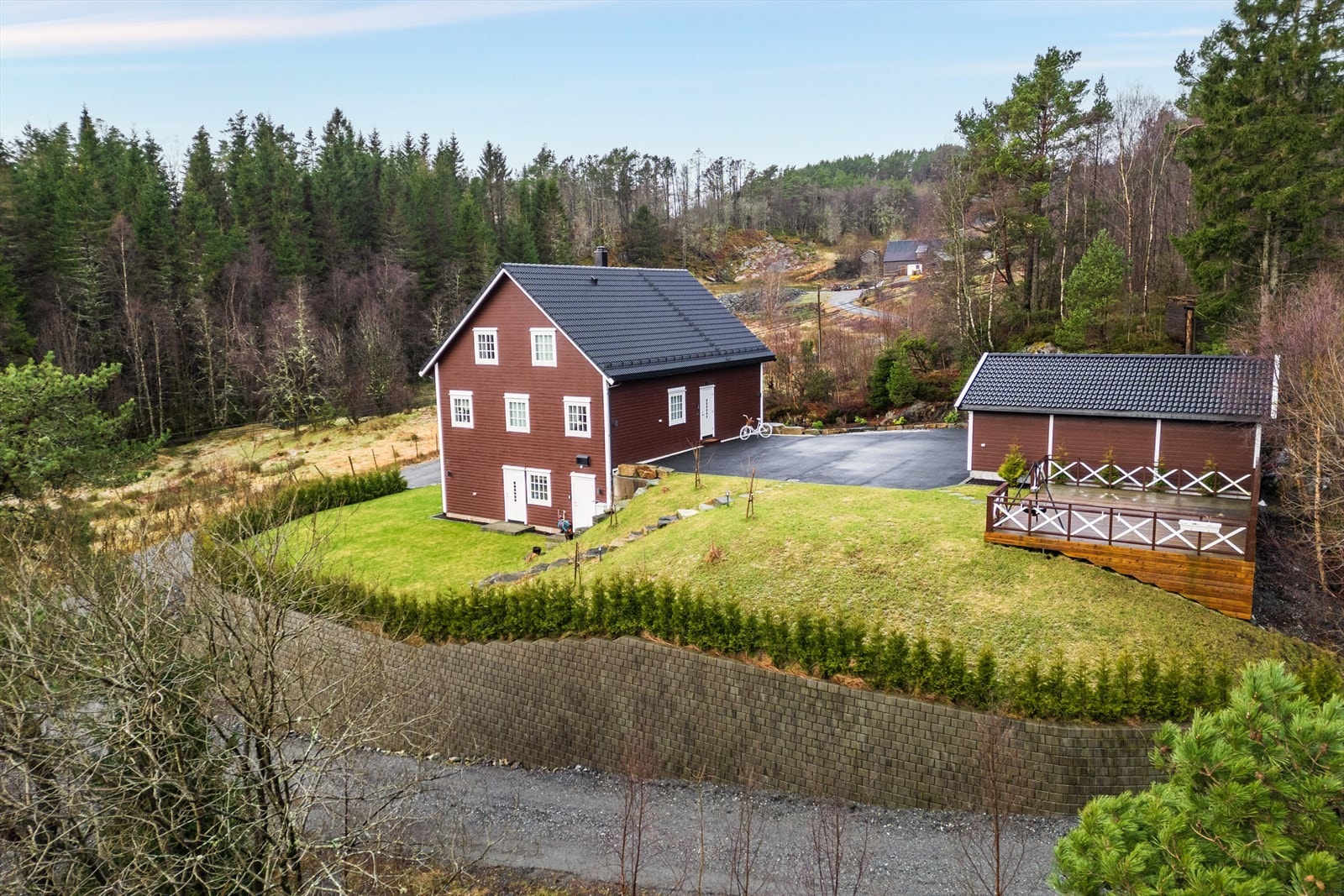 Lekker enebolig fra 2018 med utleiedel, dobbeltgarasje og flott utsikt i naturskjønne omgivelser Galleribilde