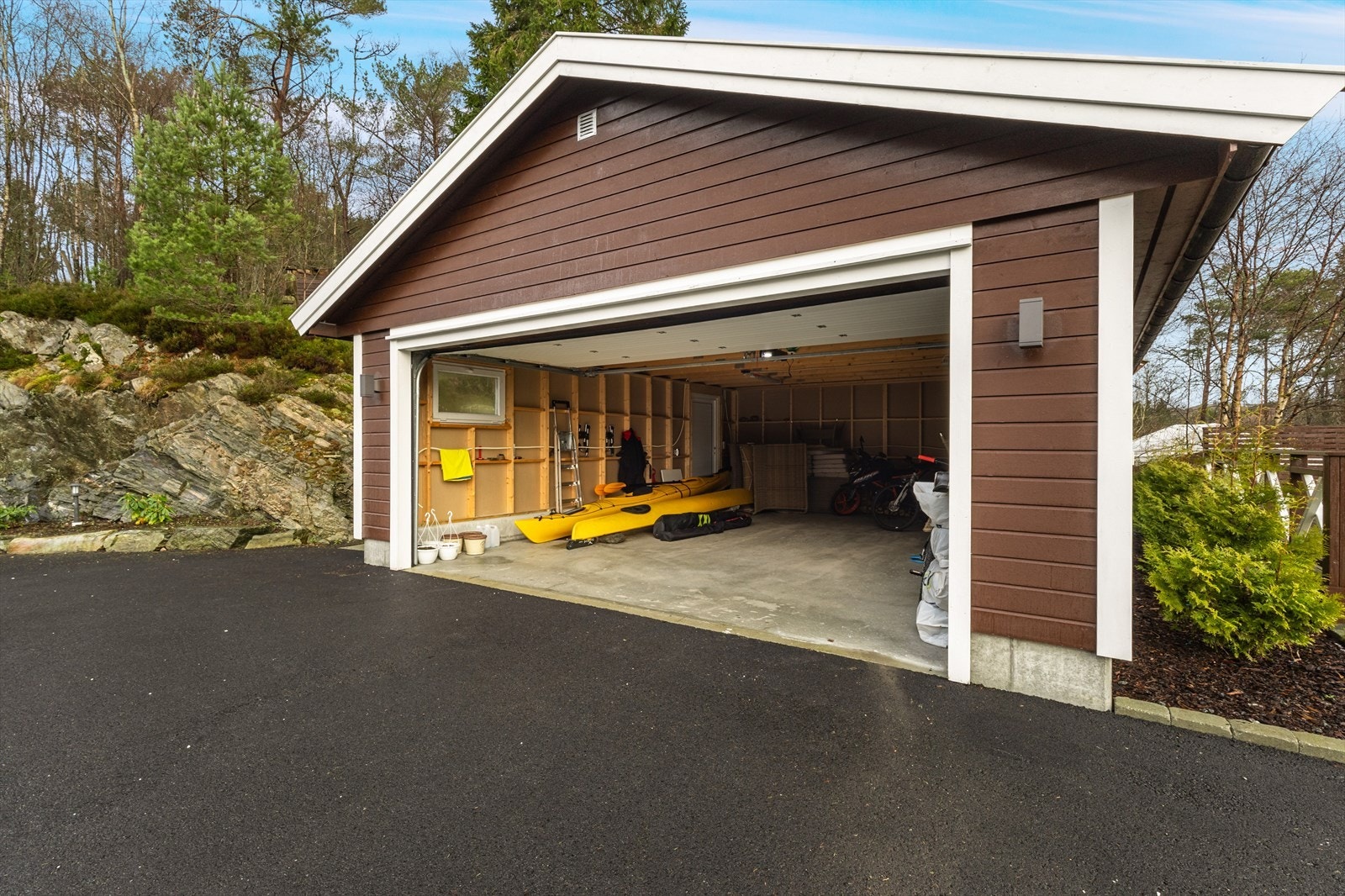 Stor, dobbel garasje med elbillader Galleribilde