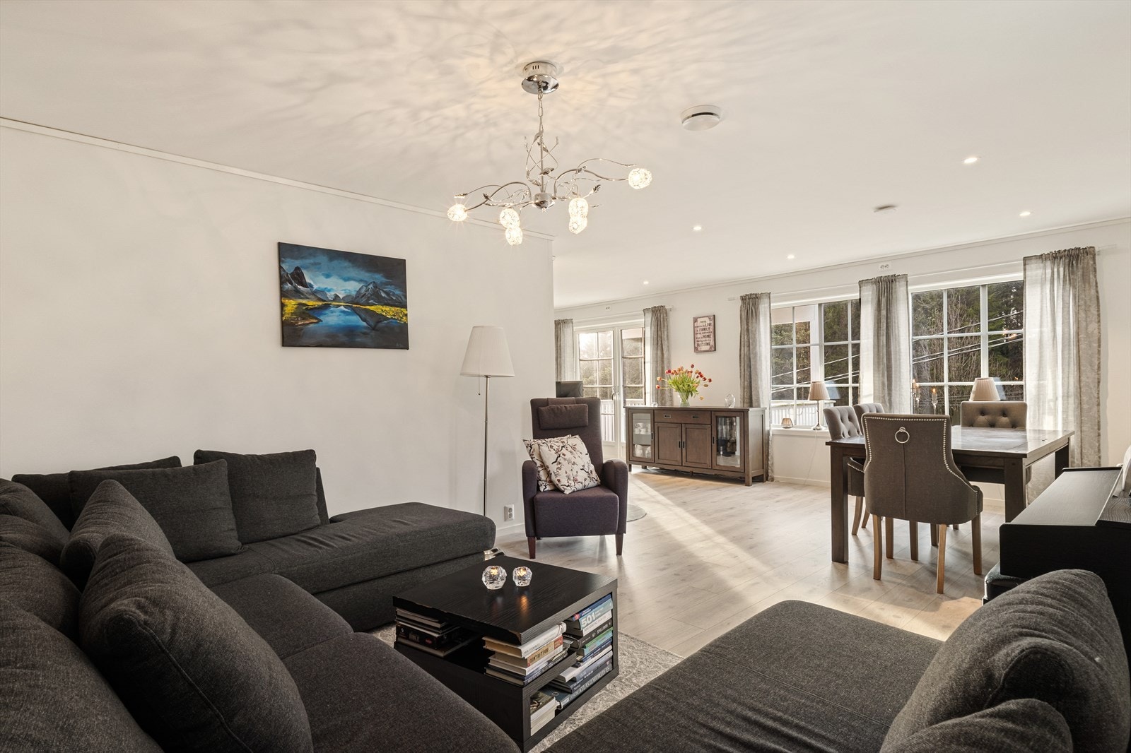 Stuen er lys og innbydende med god plass til sofagruppe, spisebord og øvrig ønsket møblement Galleribilde