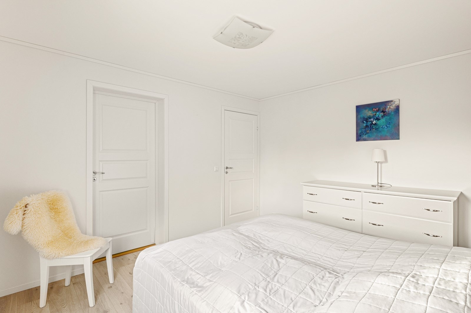 Hovedsoverommet måler 11,9 m² med god plass til dobbeltseng og ønsket innredning Galleribilde