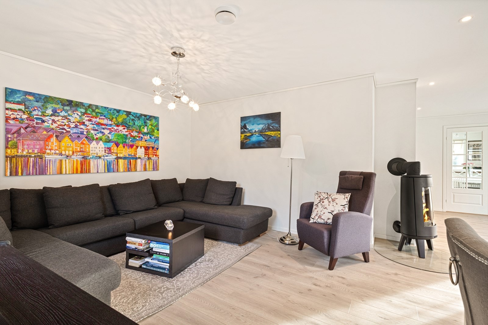 Peisovnen i stuen gir både ekstra varme og en hyggelig stemning på kalde vinterkvelder Galleribilde