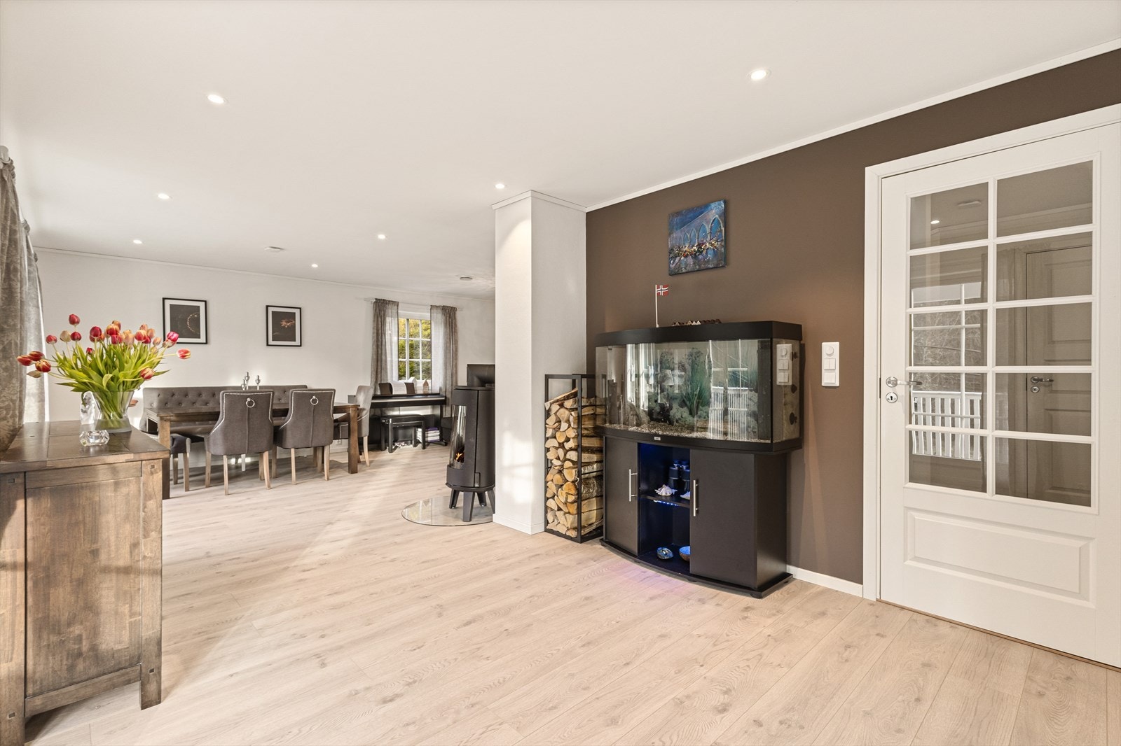 Boligen ble oppført i 2018 og holder en gjennomgående høy standard med fine kvaliteter Galleribilde