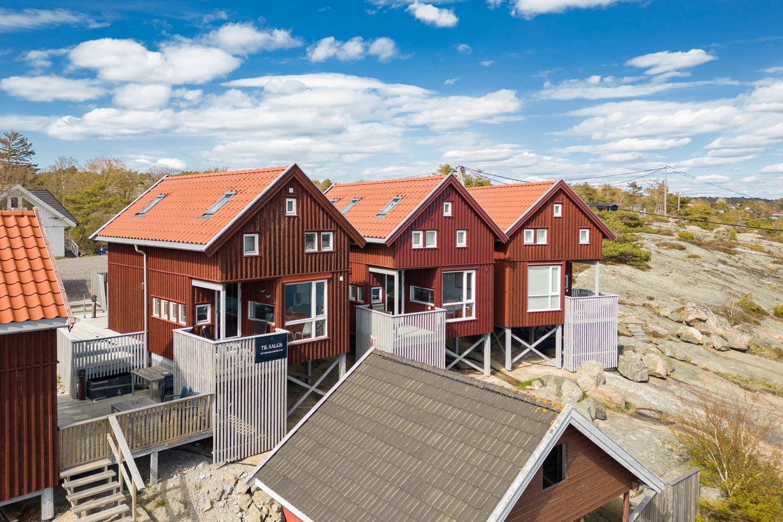 Eiendommen ligger luftig og høyt i terrenget Galleribilde